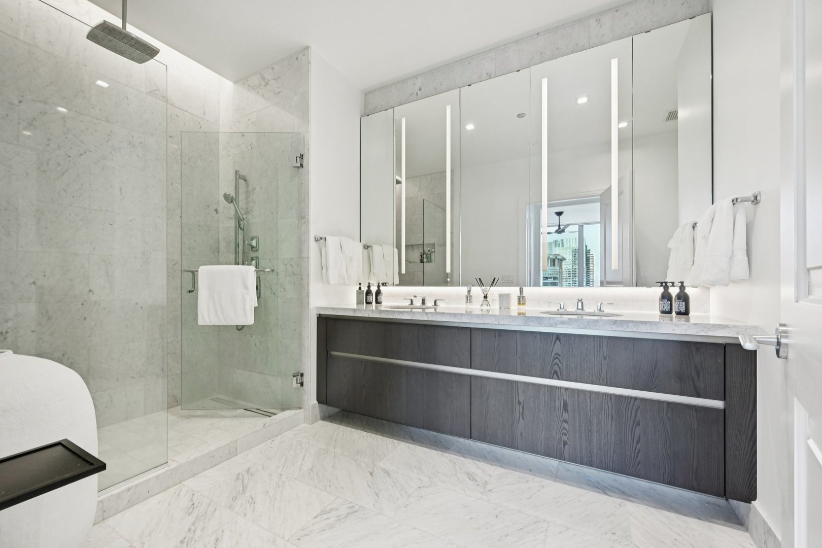 363 E Wacker Drive Unit: 2204