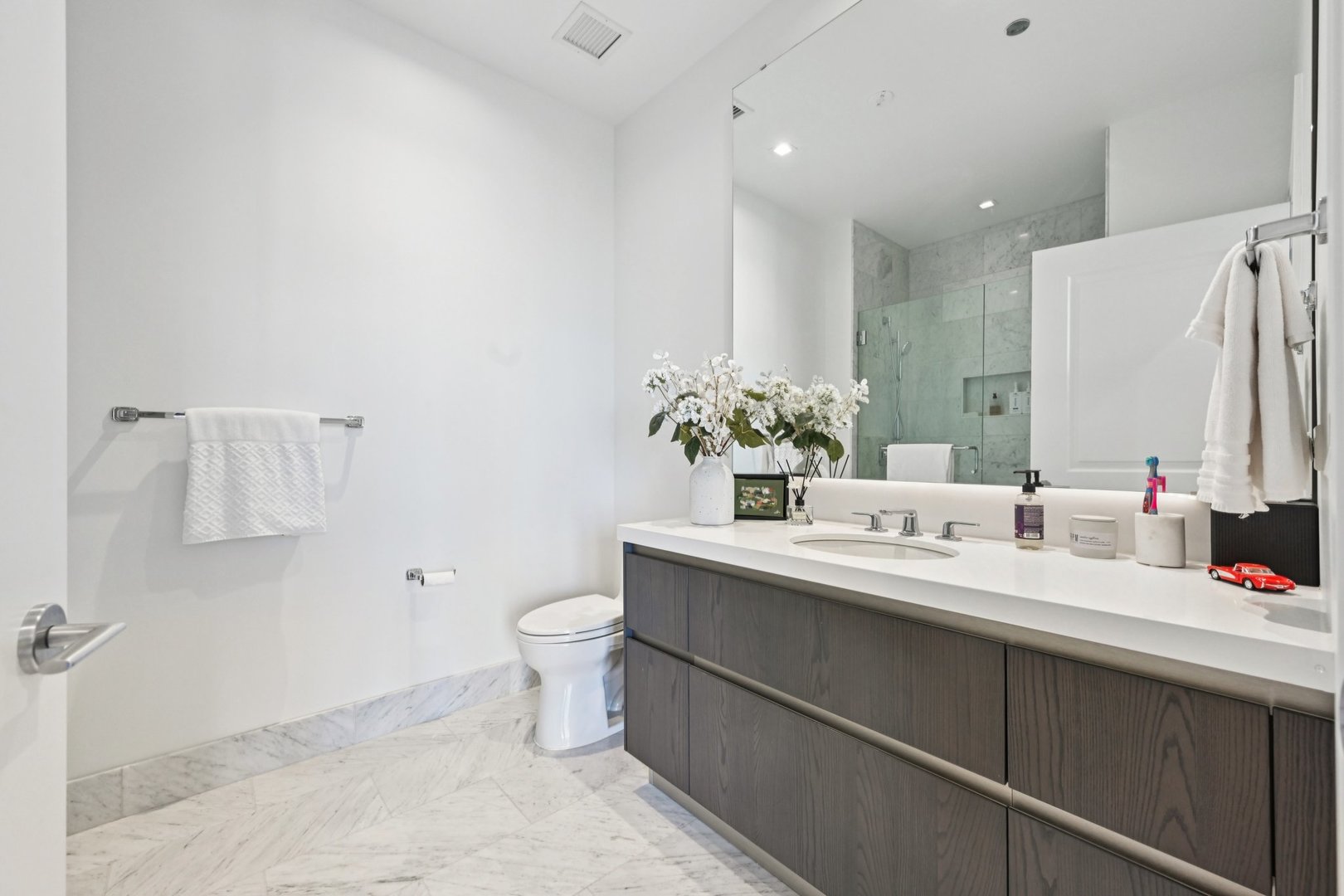 363 E Wacker Drive Unit: 2204