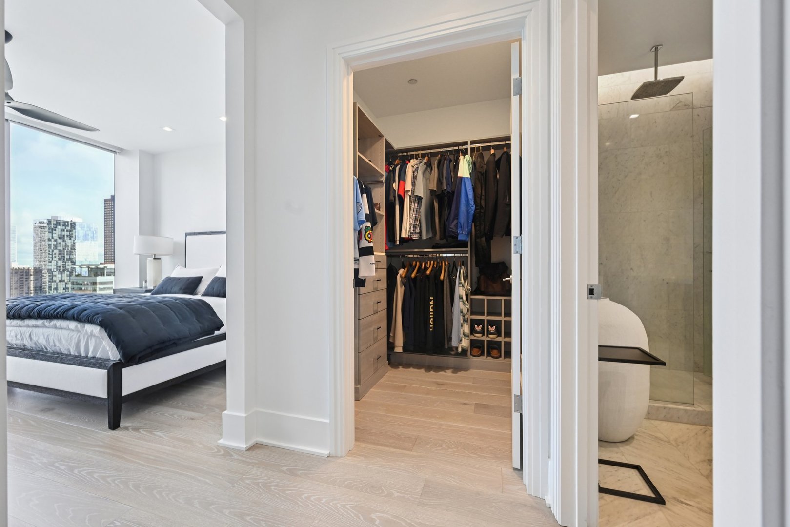 363 E Wacker Drive Unit: 2204