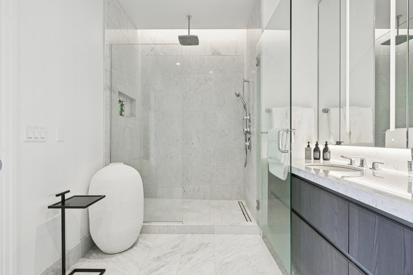 363 E Wacker Drive Unit: 2204