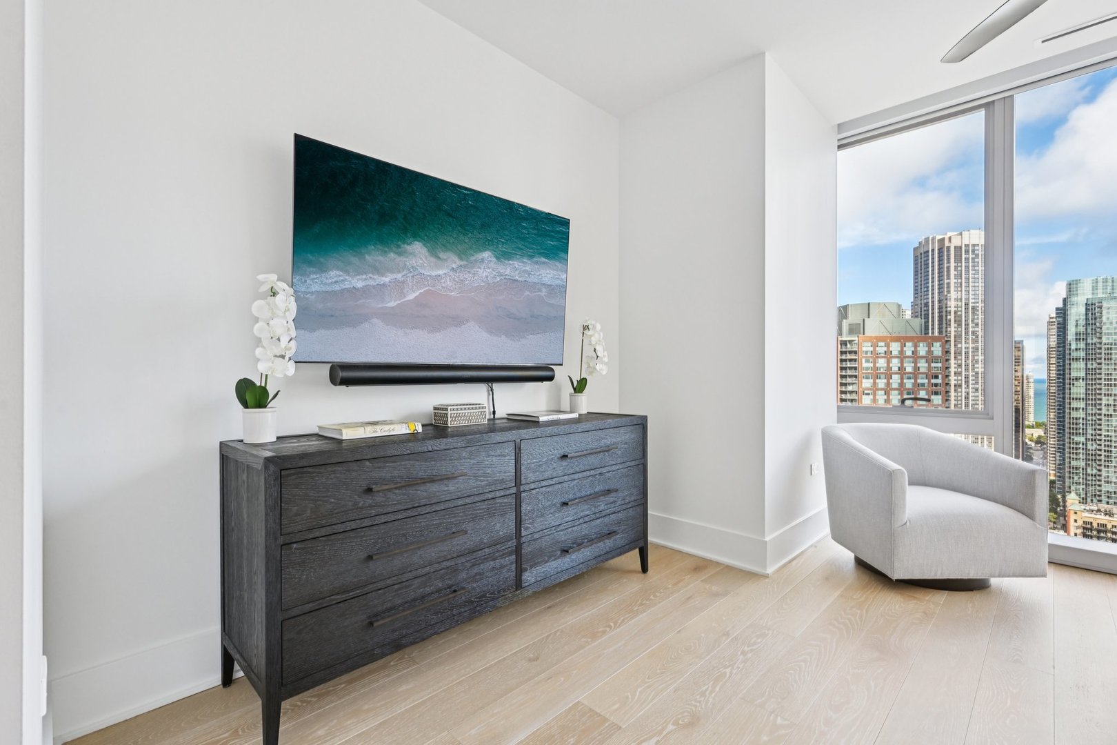 363 E Wacker Drive Unit: 2204