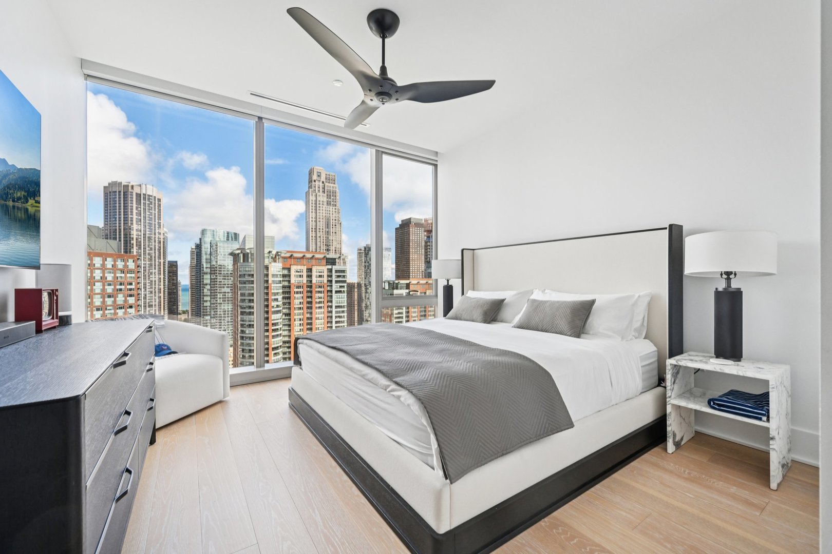 363 E Wacker Drive Unit: 2204