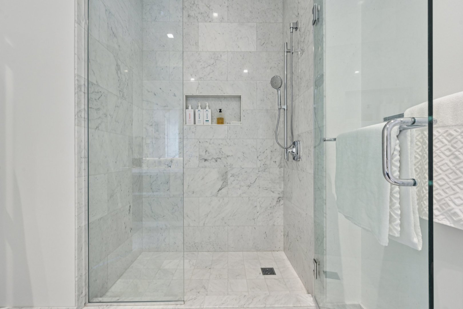 363 E Wacker Drive Unit: 2204