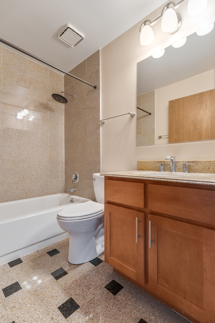 100 White Oak Court Unit: 1