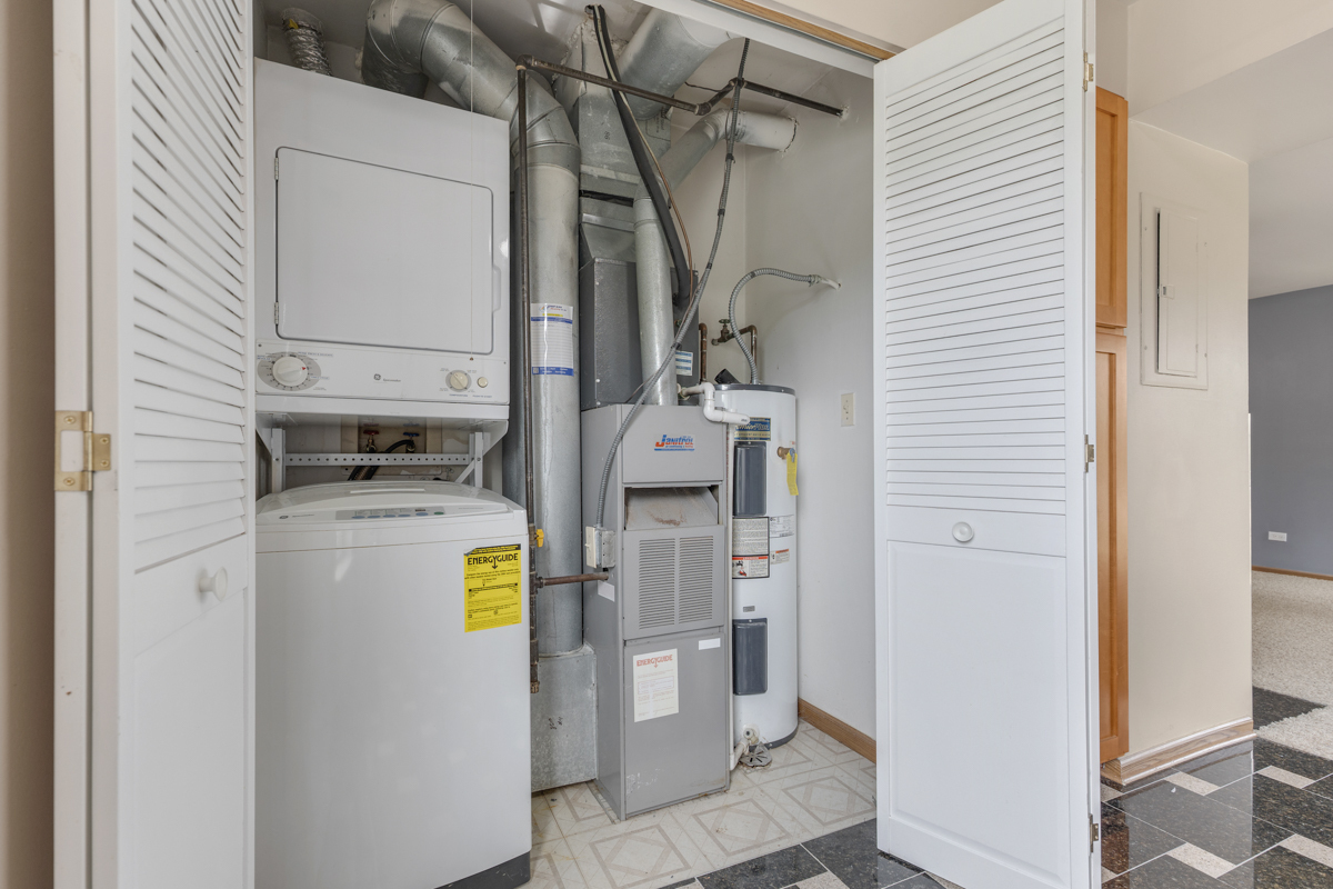 100 White Oak Court Unit: 1