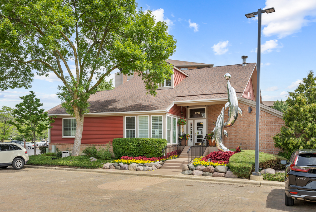 100 White Oak Court Unit: 1