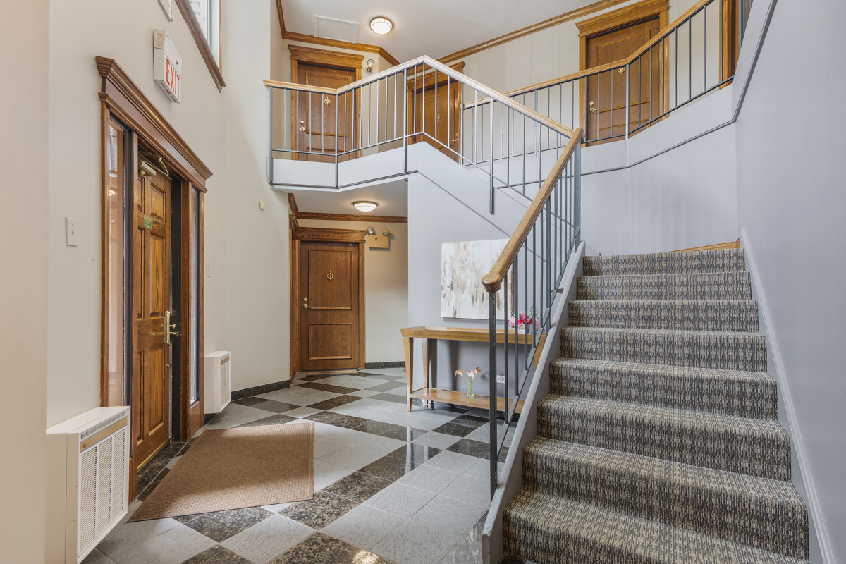 100 White Oak Court Unit: 1