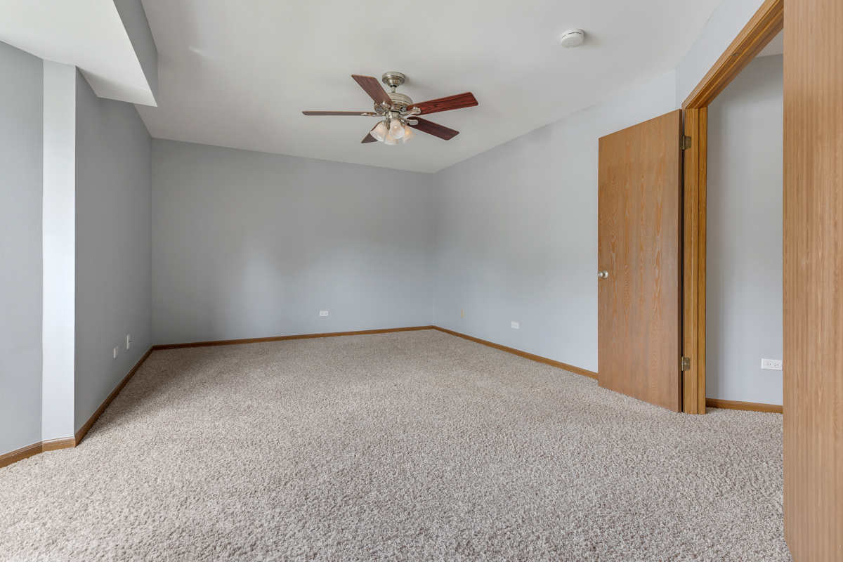 100 White Oak Court Unit: 1