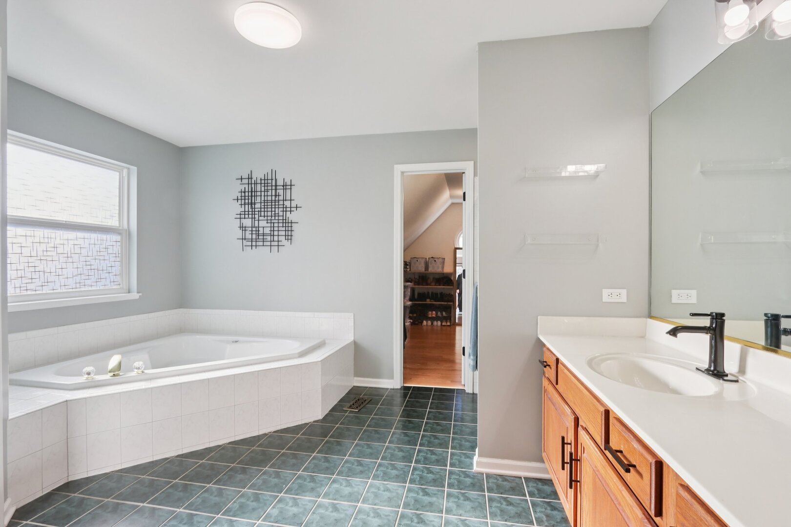 563 Capital Lane