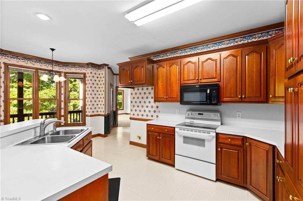 212 Knollcrest Drive