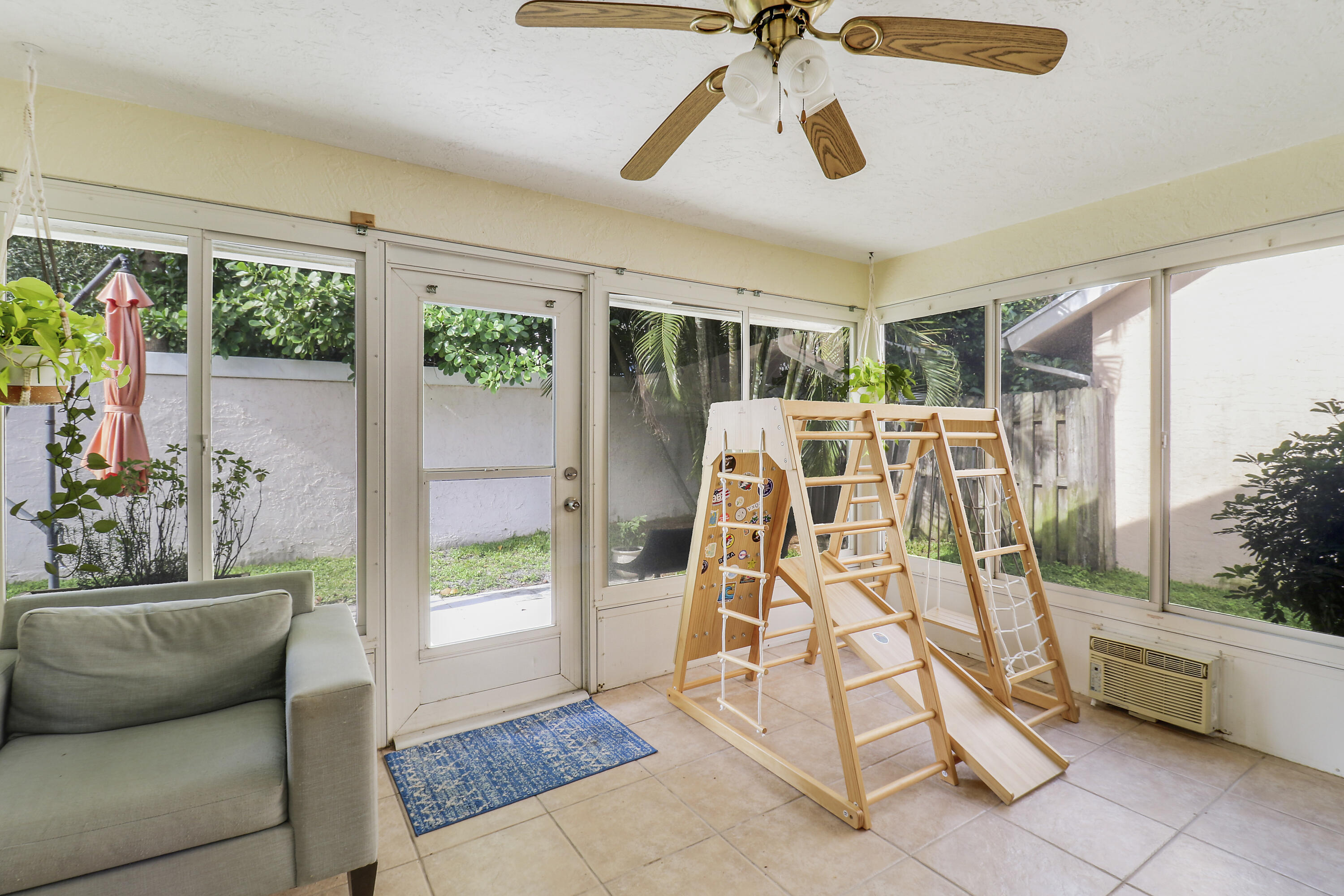 236 Moccasin Trail W
