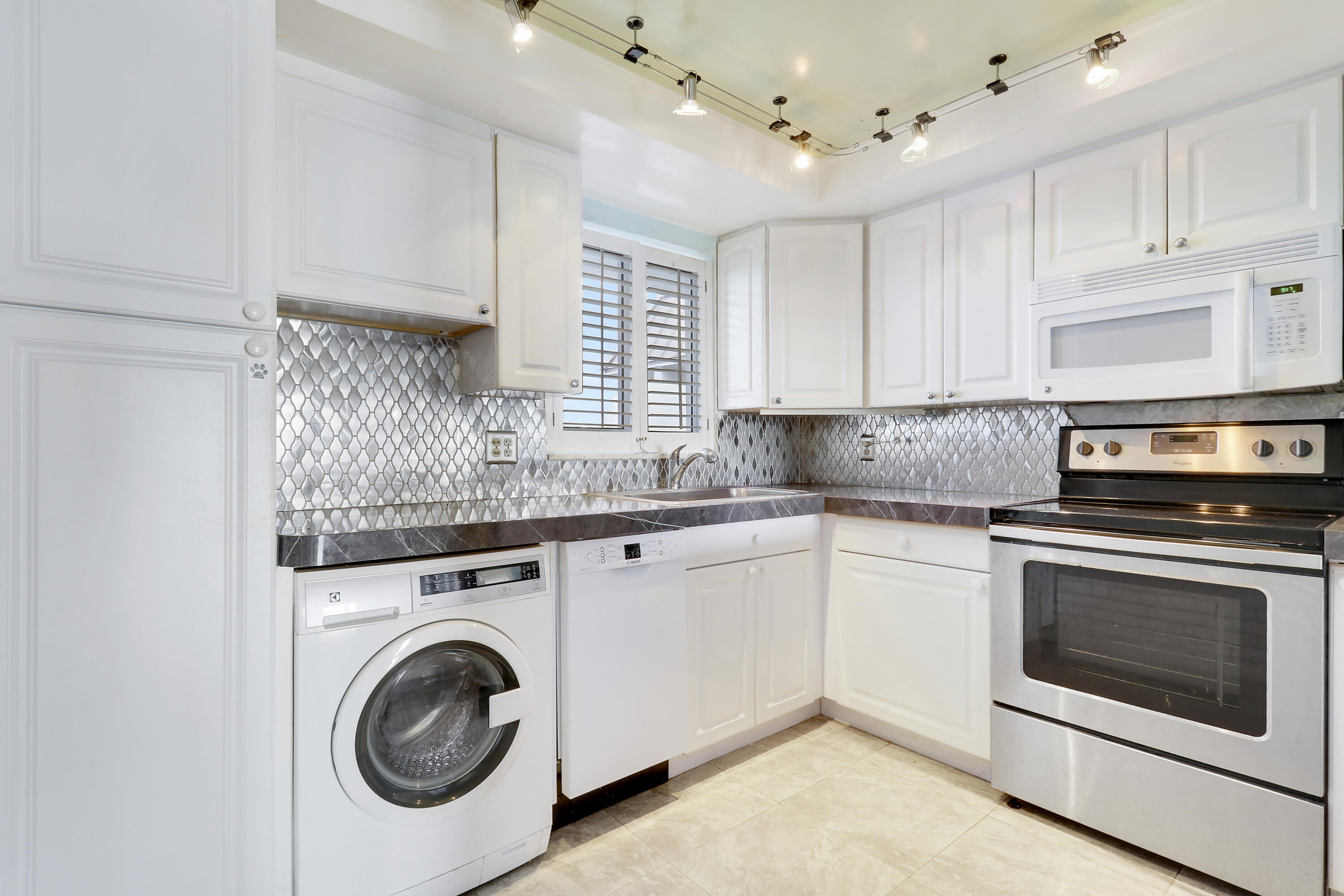 52 Yacht Club Dr 408