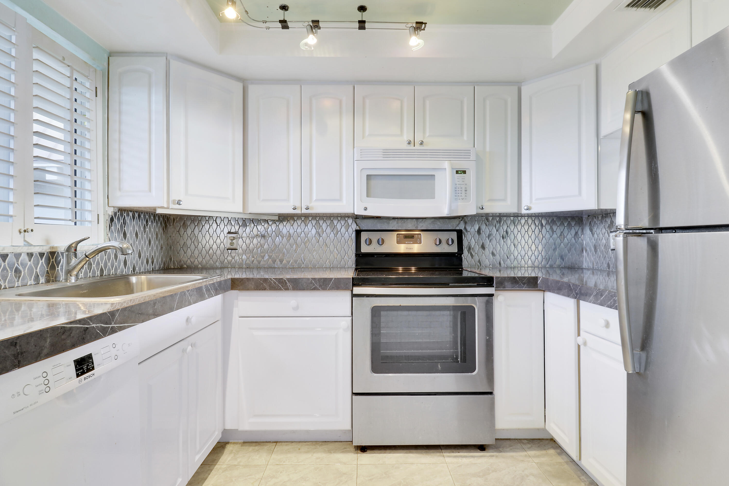52 Yacht Club Dr 408