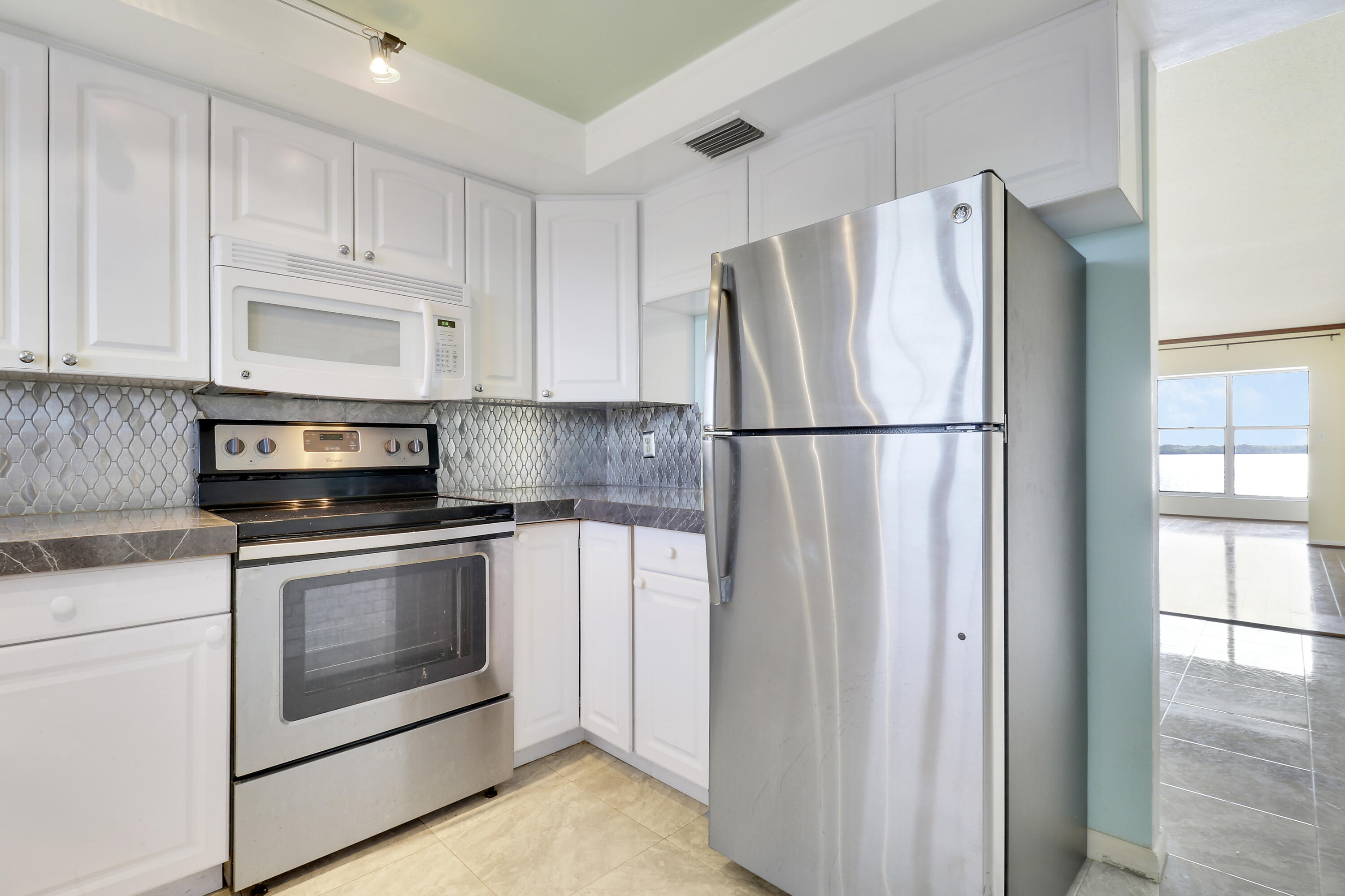 52 Yacht Club Dr 408