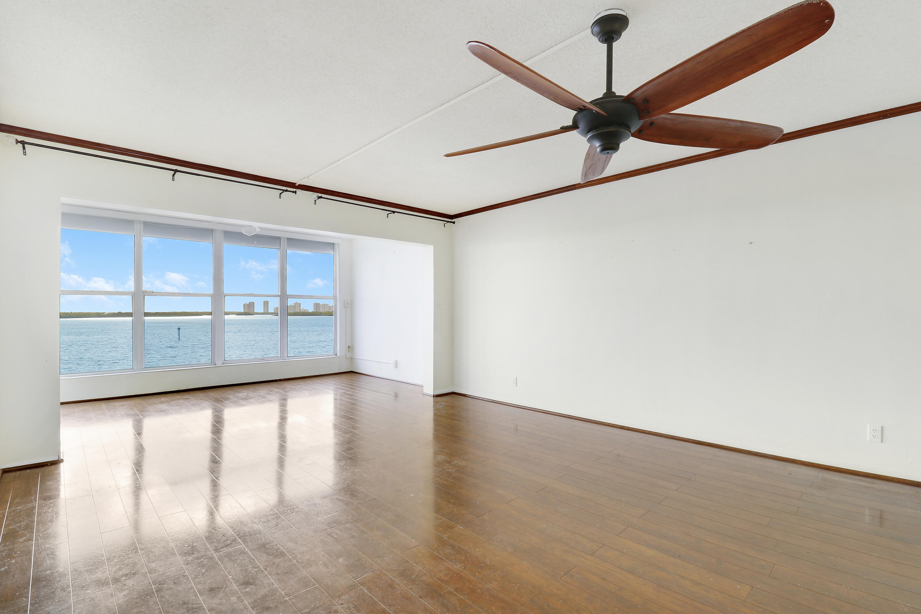 52 Yacht Club Dr 408