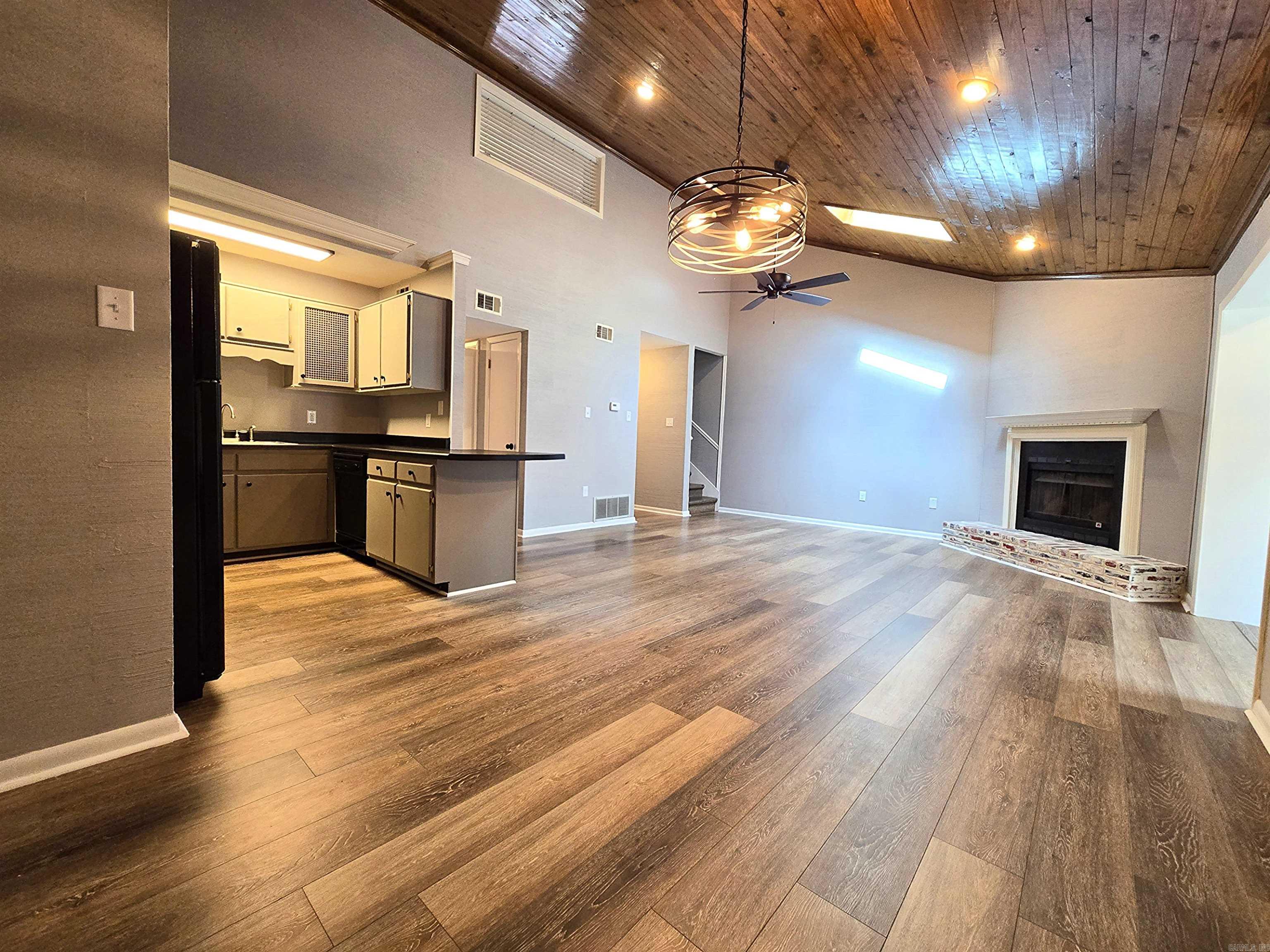 2715 Greenbriar Dr Apt B