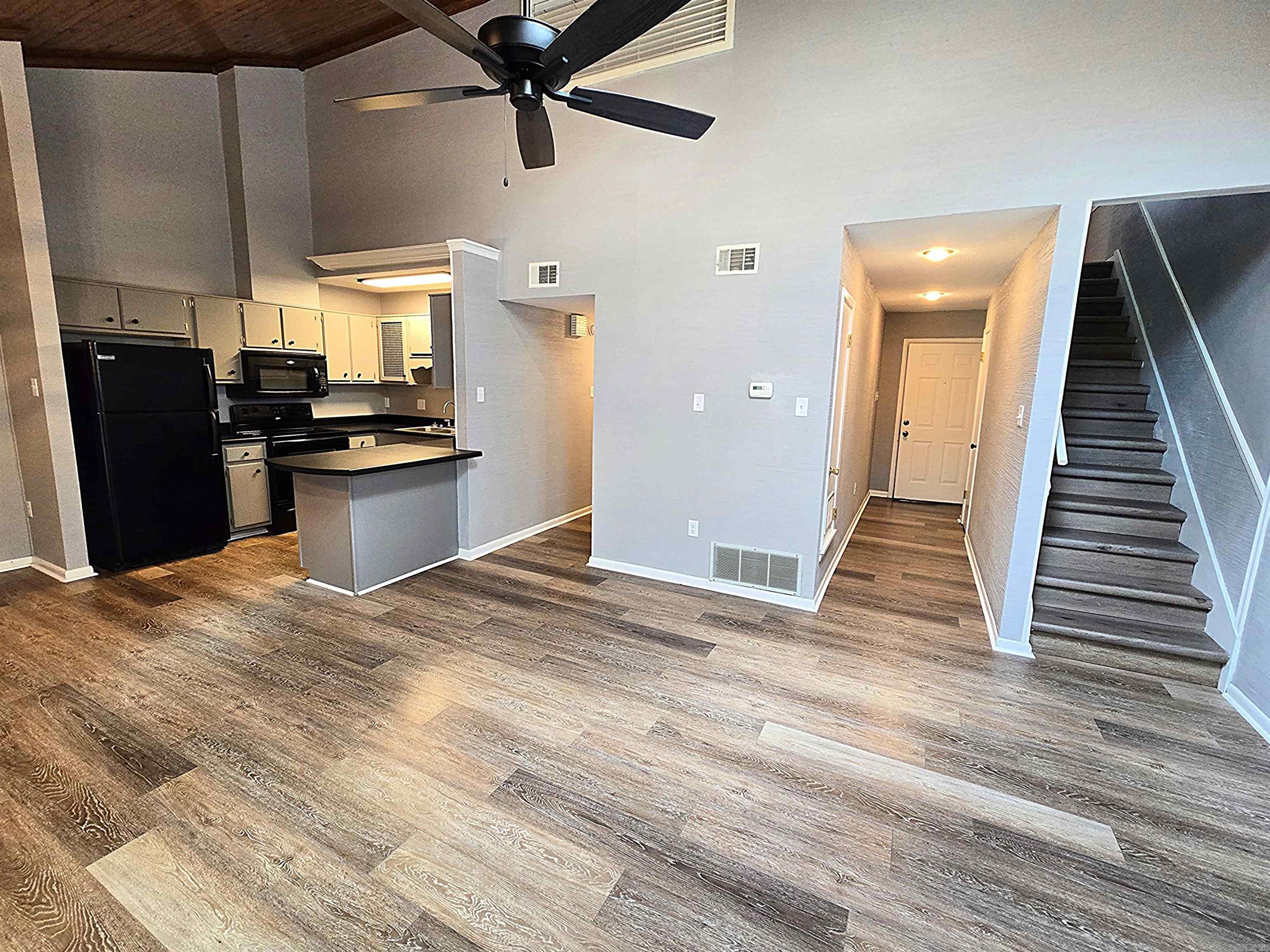 2715 Greenbriar Dr Apt B