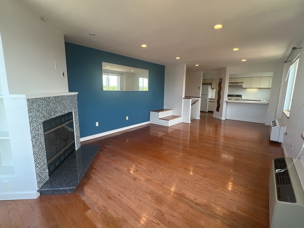 326-340 Franklin St # 700