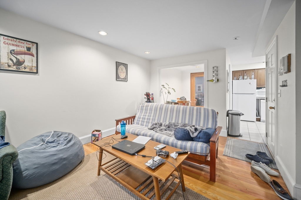 163 W 2nd St # 3