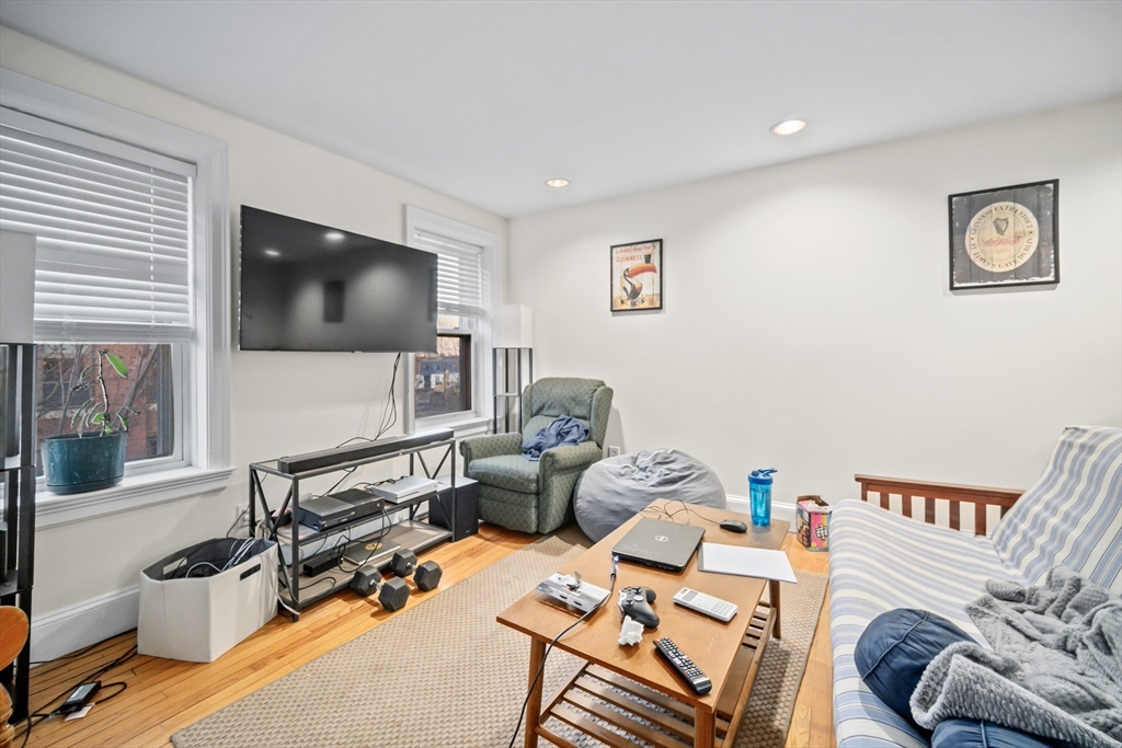 163 W 2nd St # 3