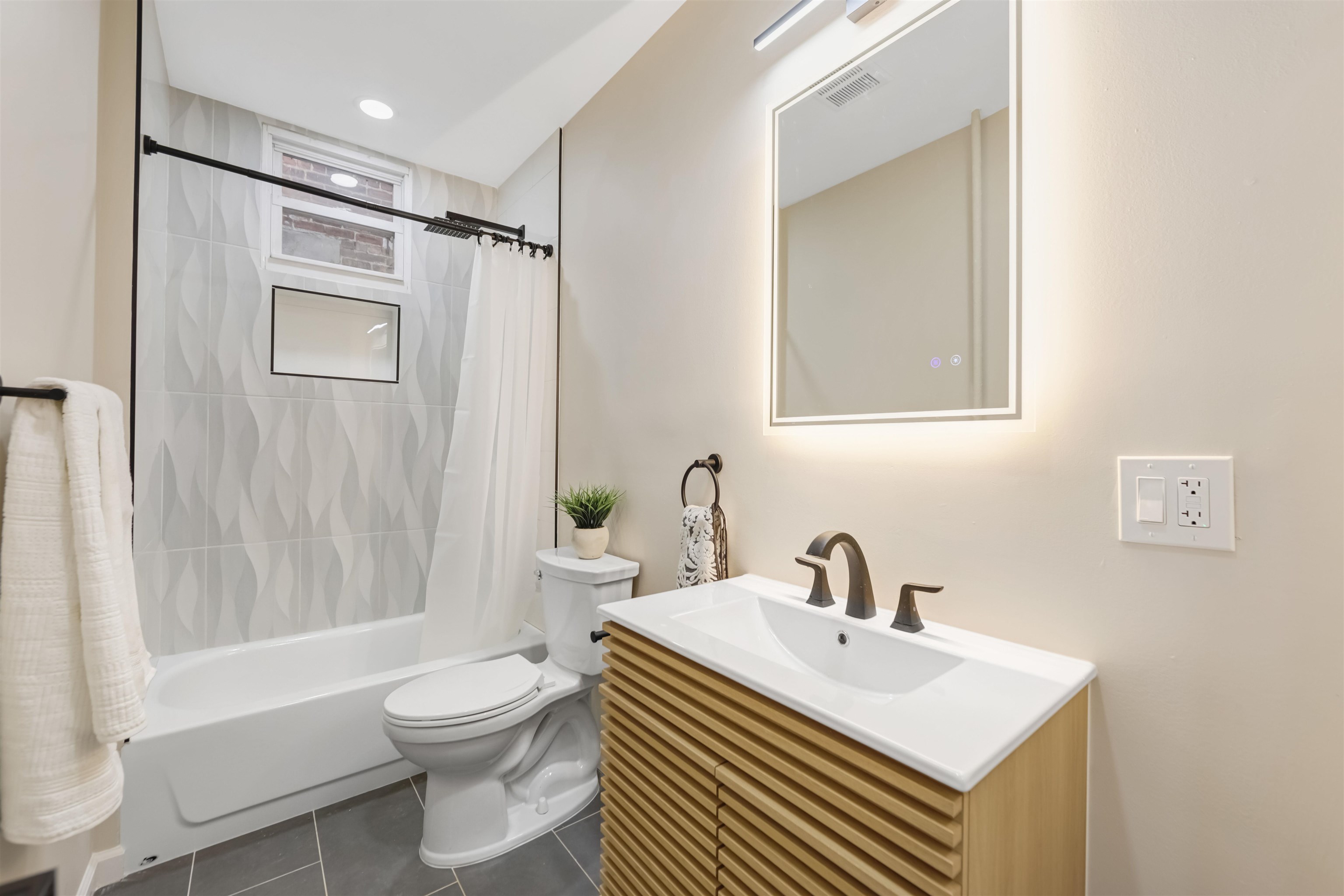 3458 KENNEDY BLVD Unit: 2 Family