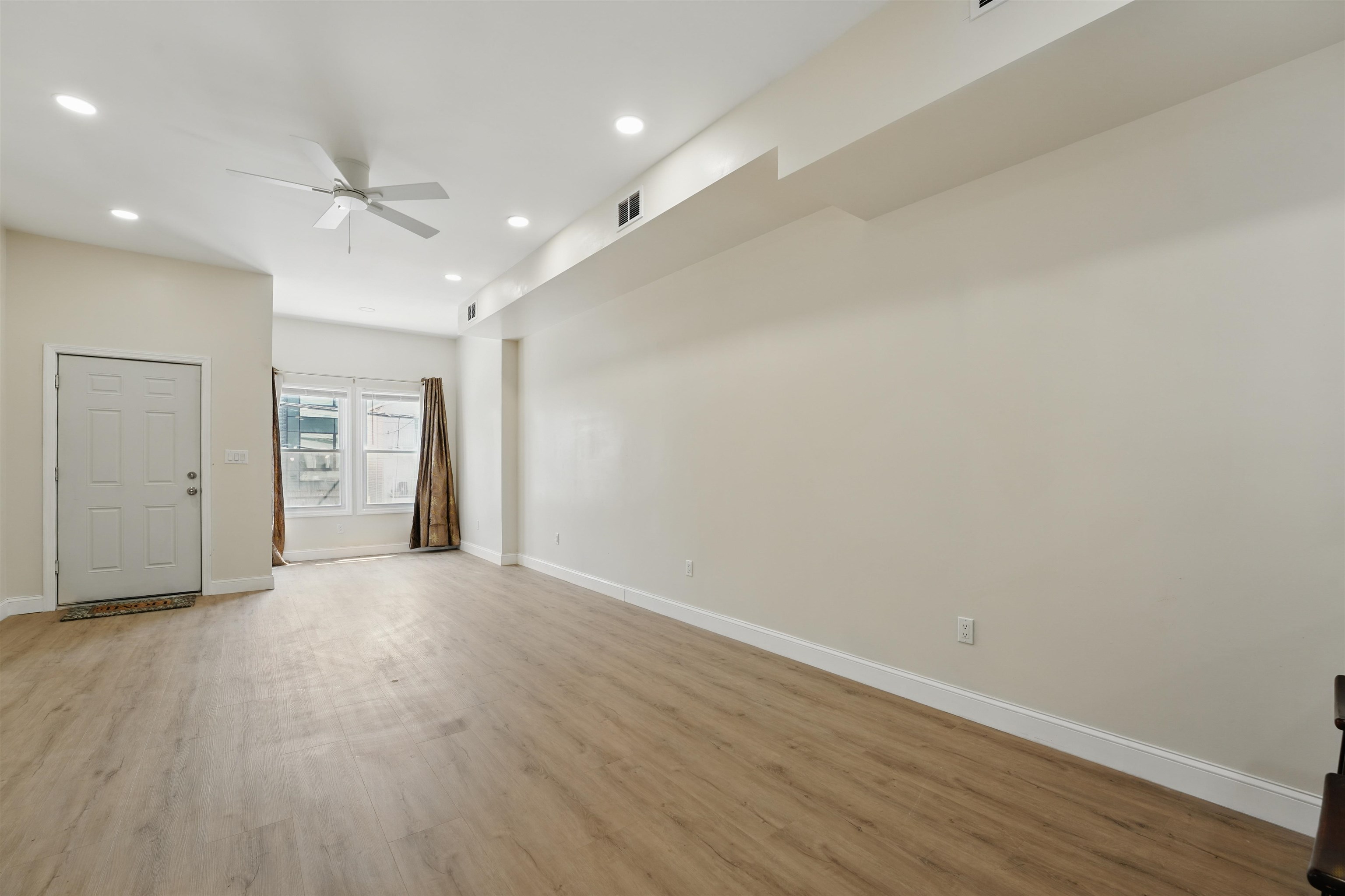 949 SUMMIT AVE Unit: 2