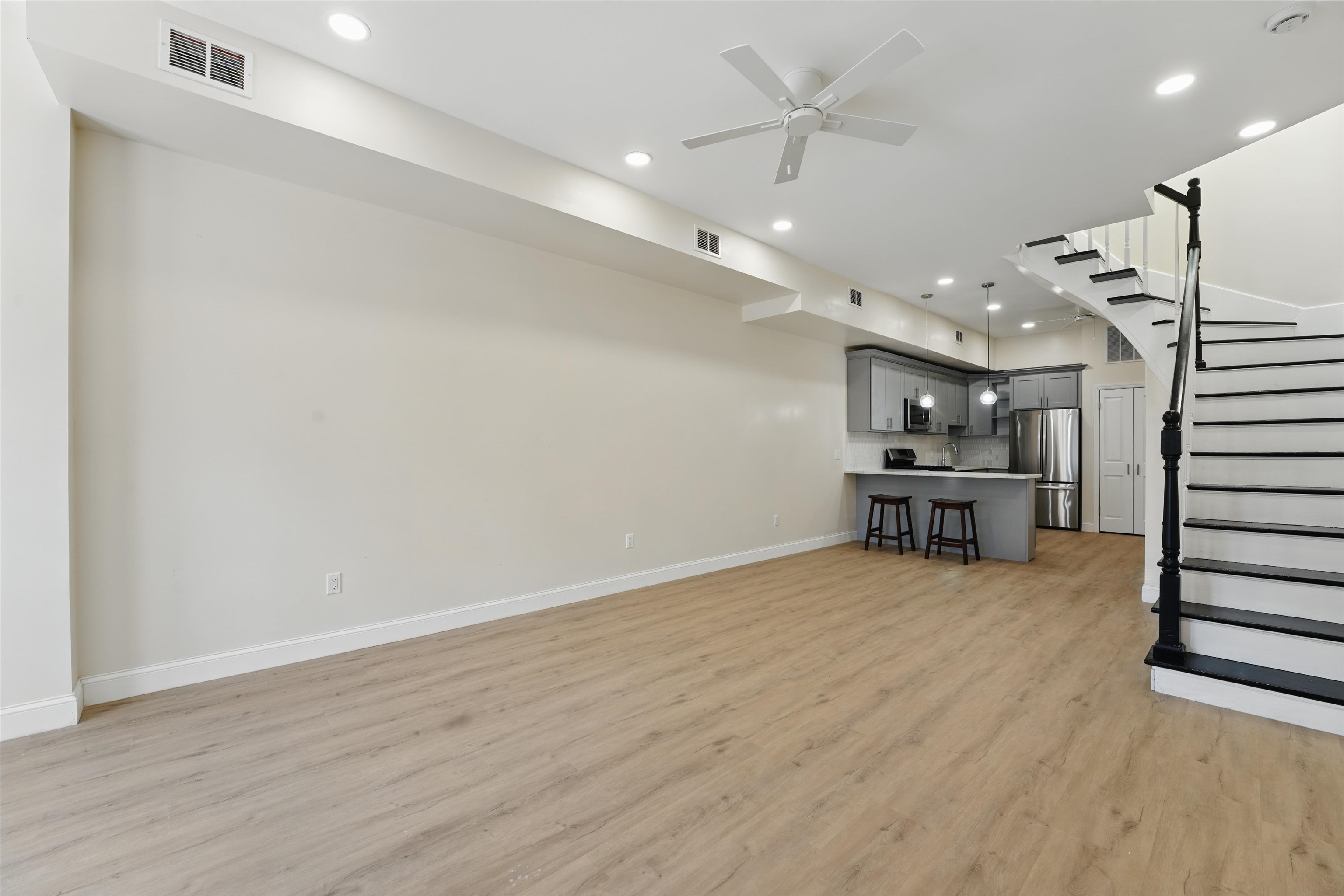 949 SUMMIT AVE Unit: 2