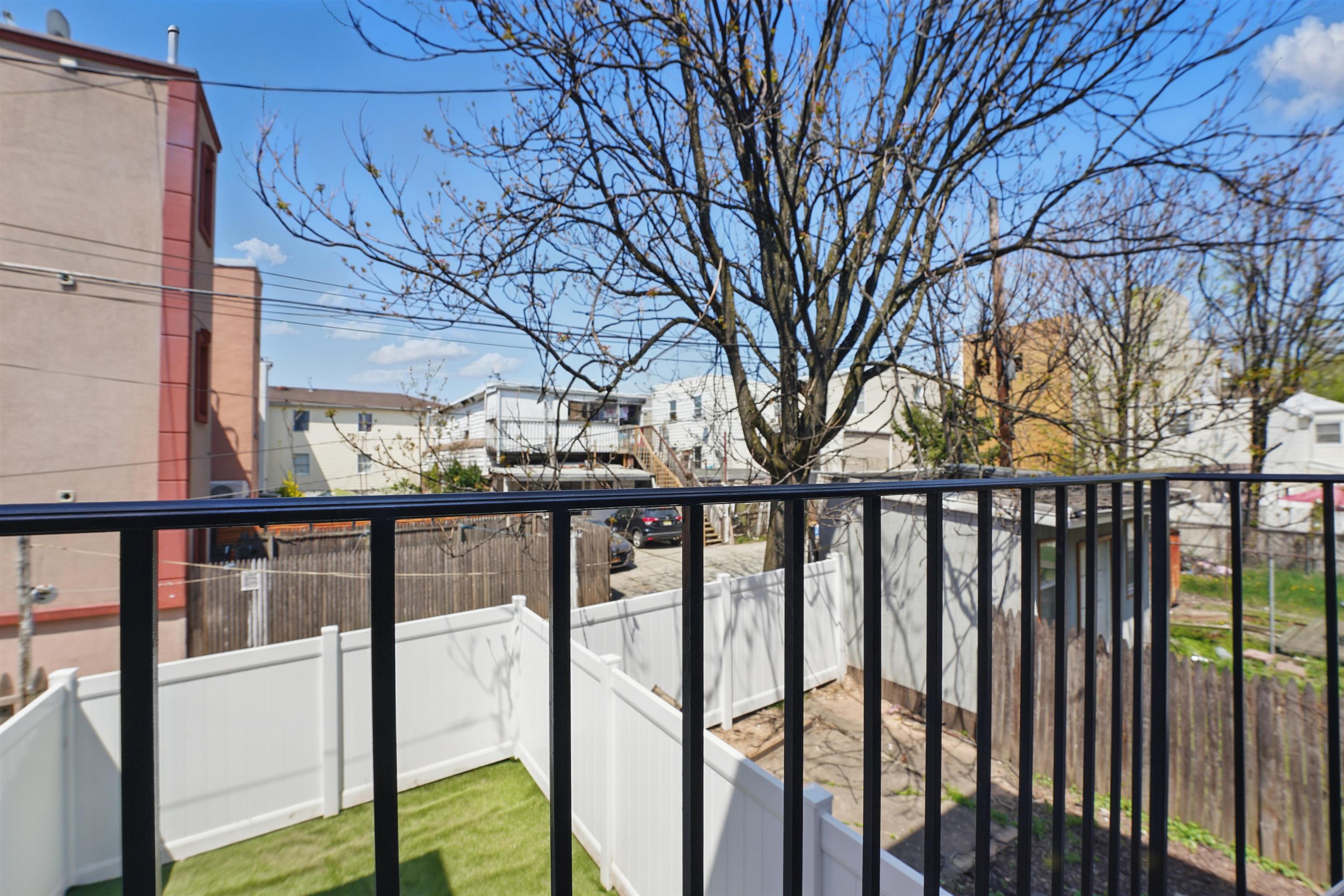 949 SUMMIT AVE Unit: 2