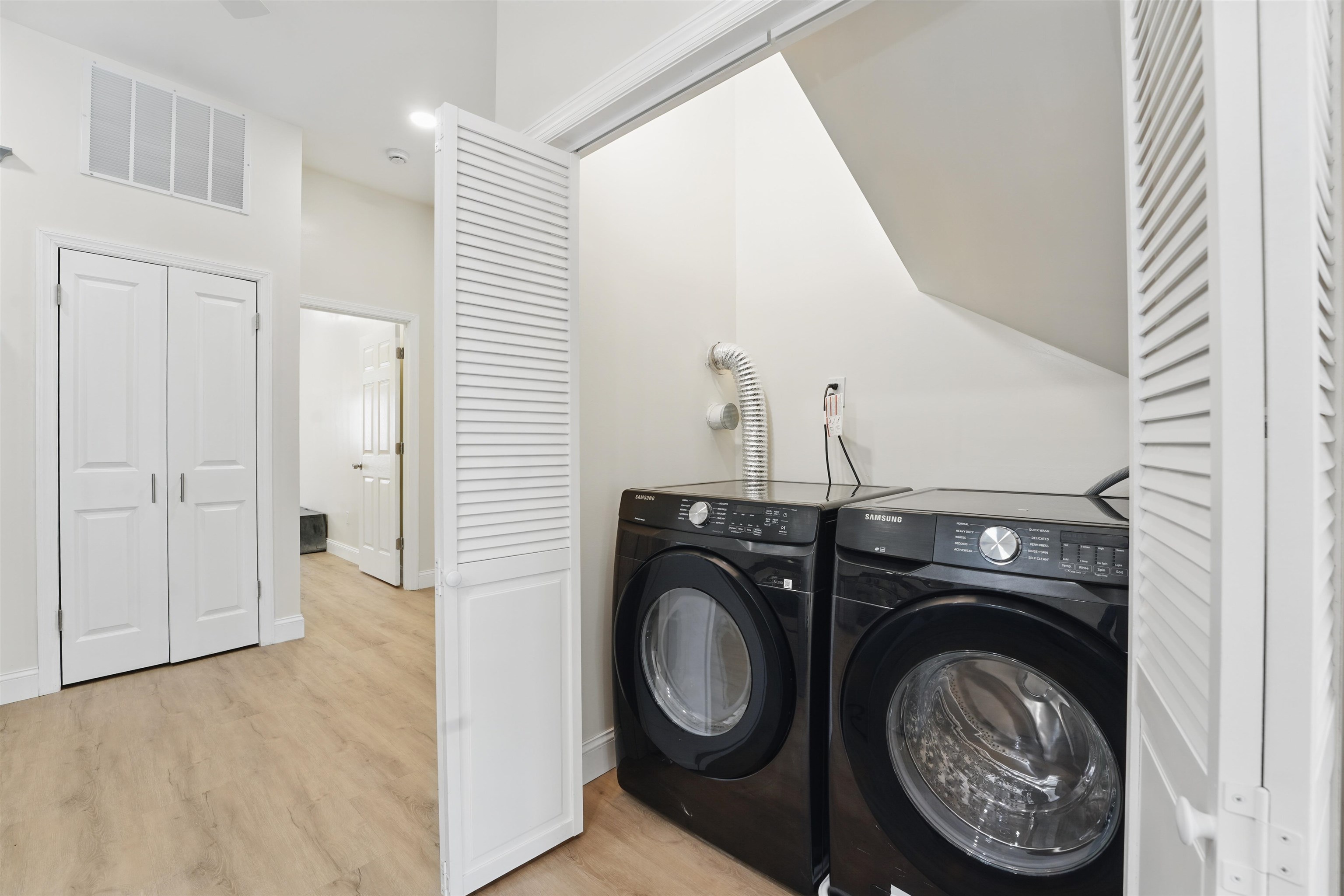 949 SUMMIT AVE Unit: 2