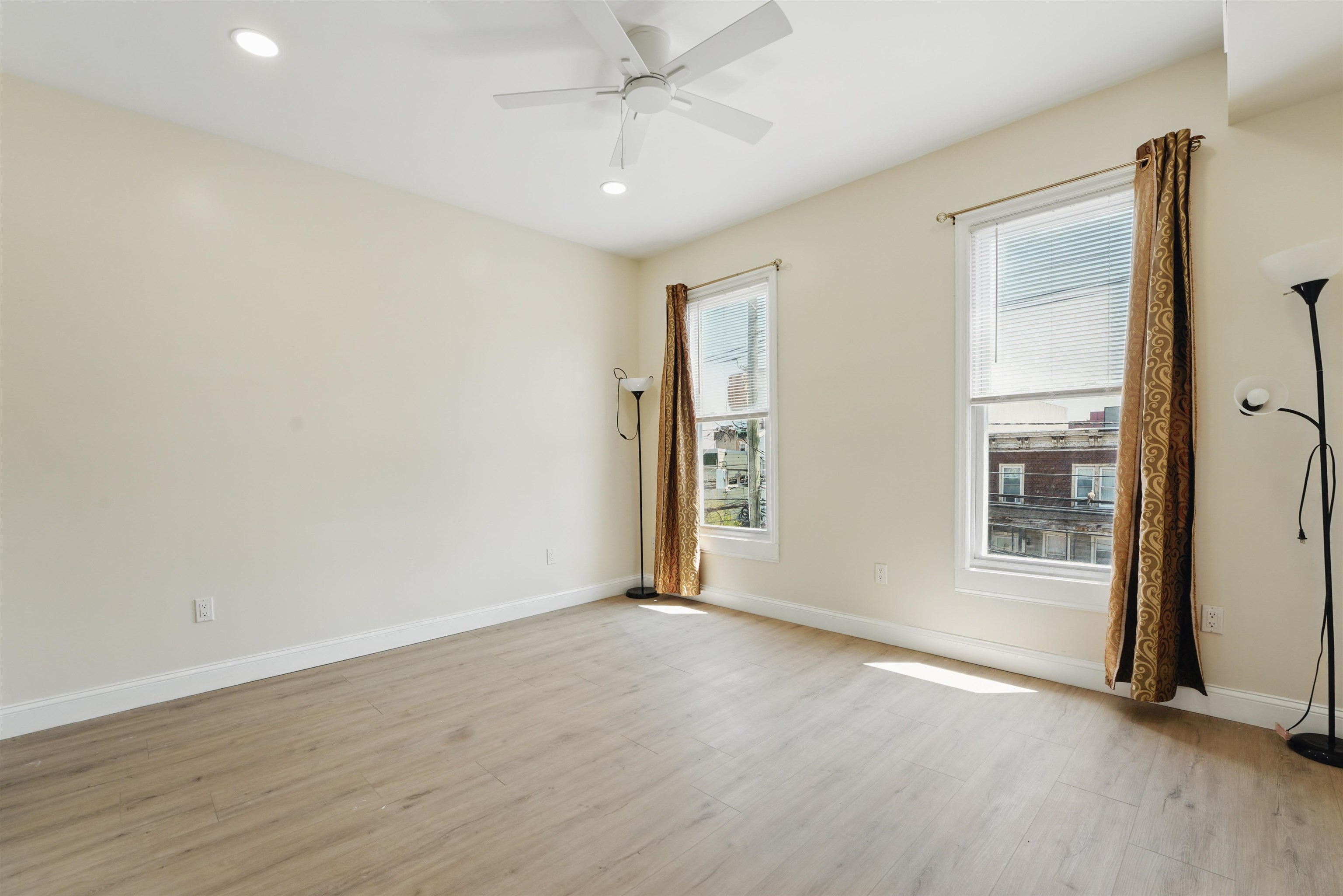 949 SUMMIT AVE Unit: 2
