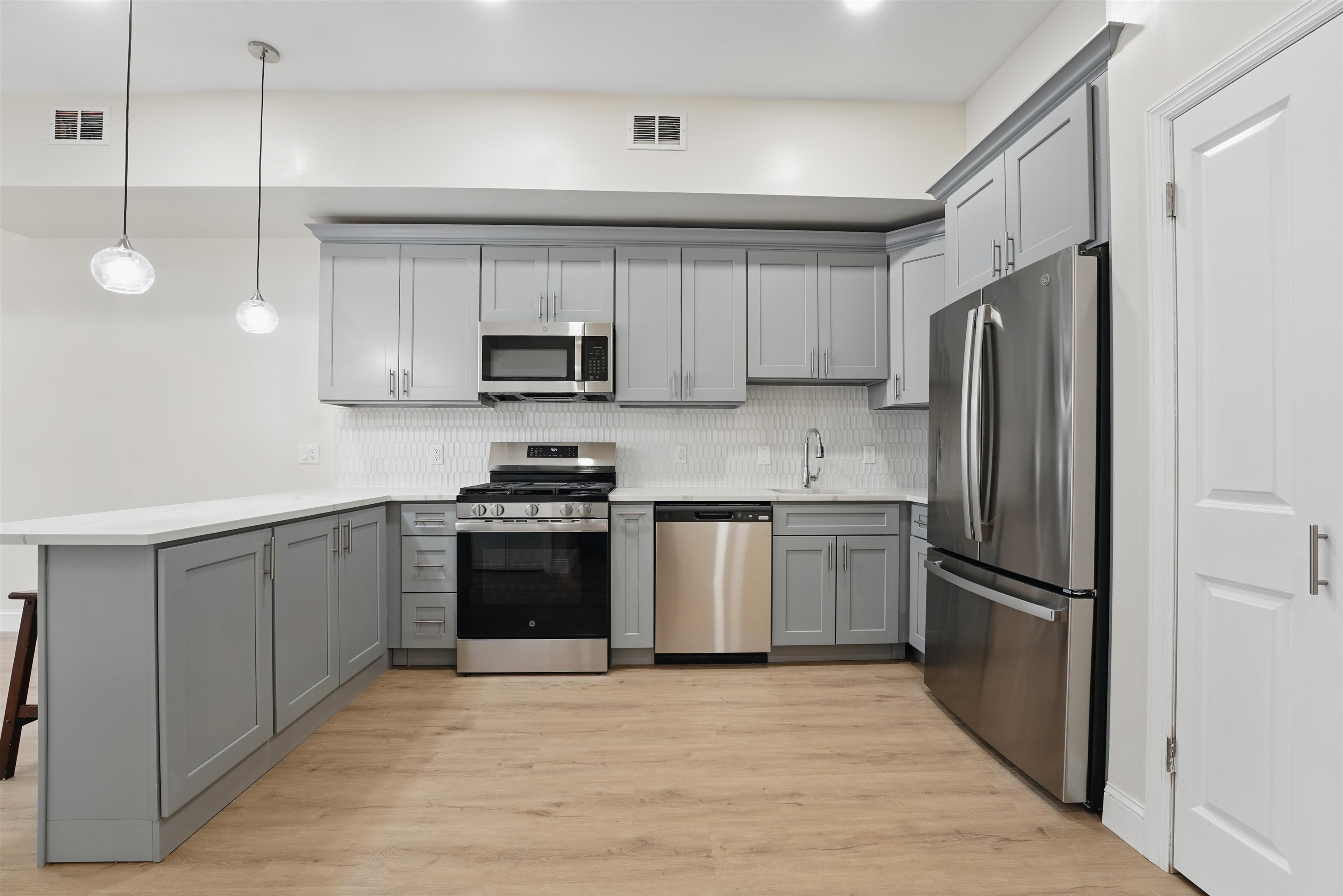 949 SUMMIT AVE Unit: 2