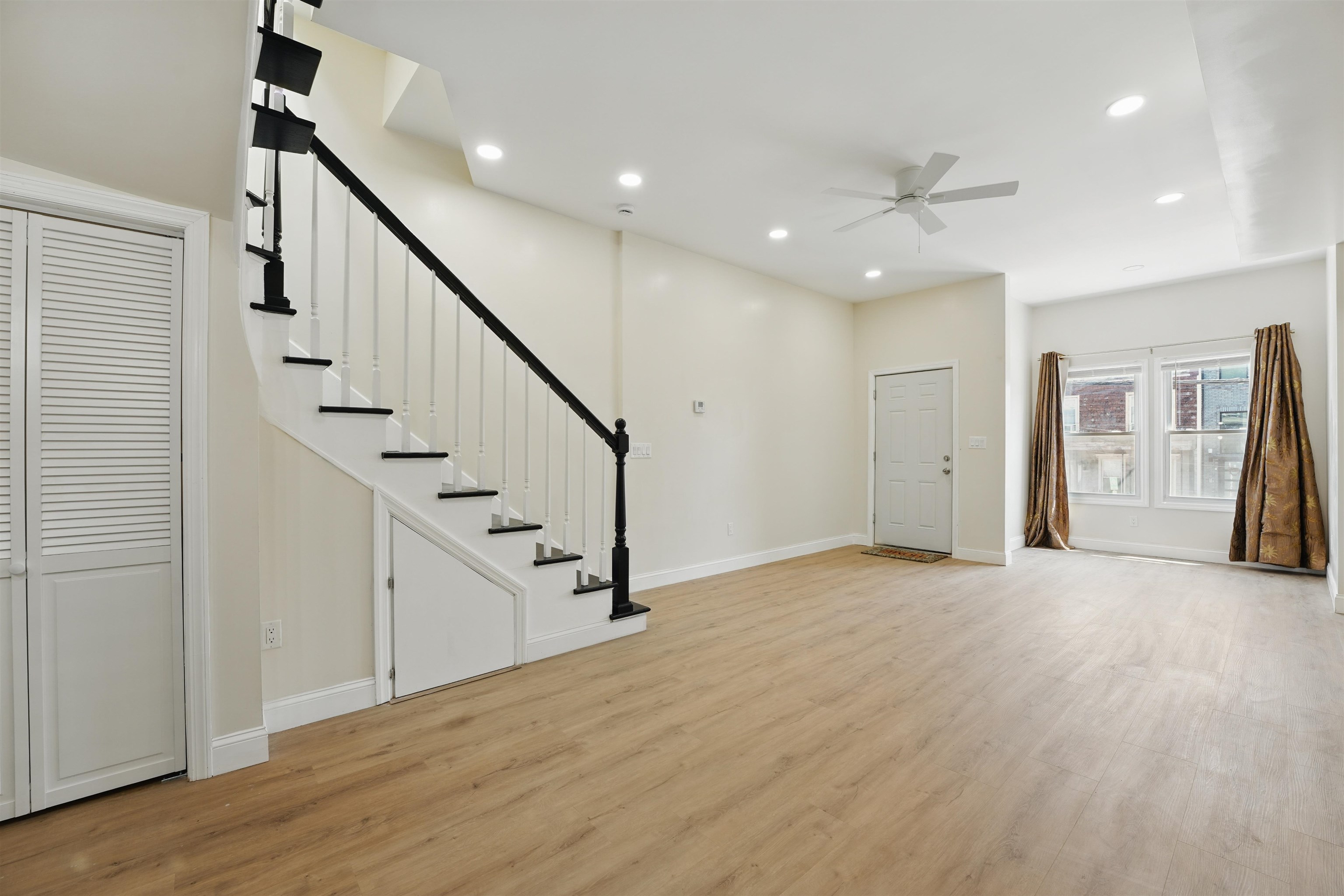949 SUMMIT AVE Unit: 2