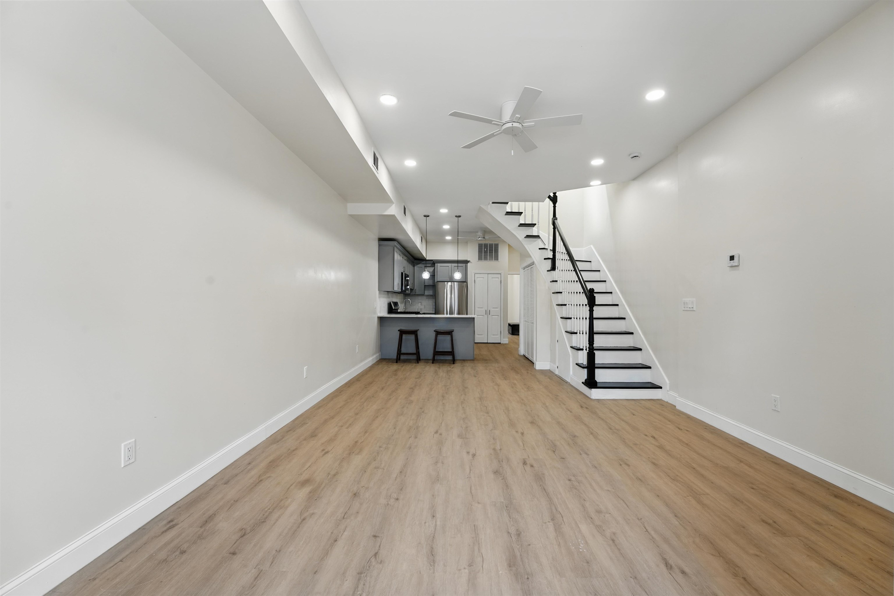 949 SUMMIT AVE Unit: 2