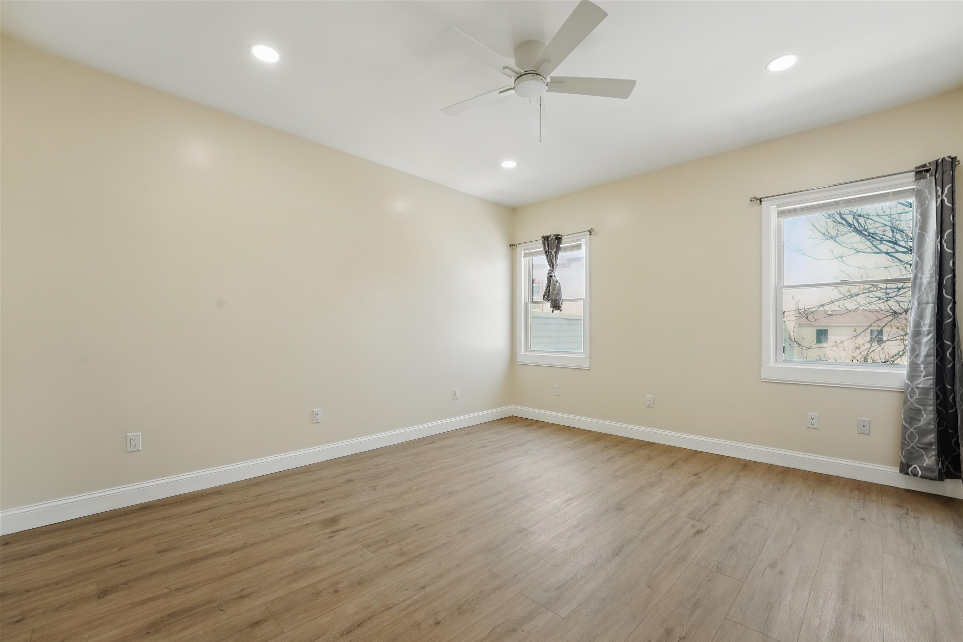 949 SUMMIT AVE Unit: 2