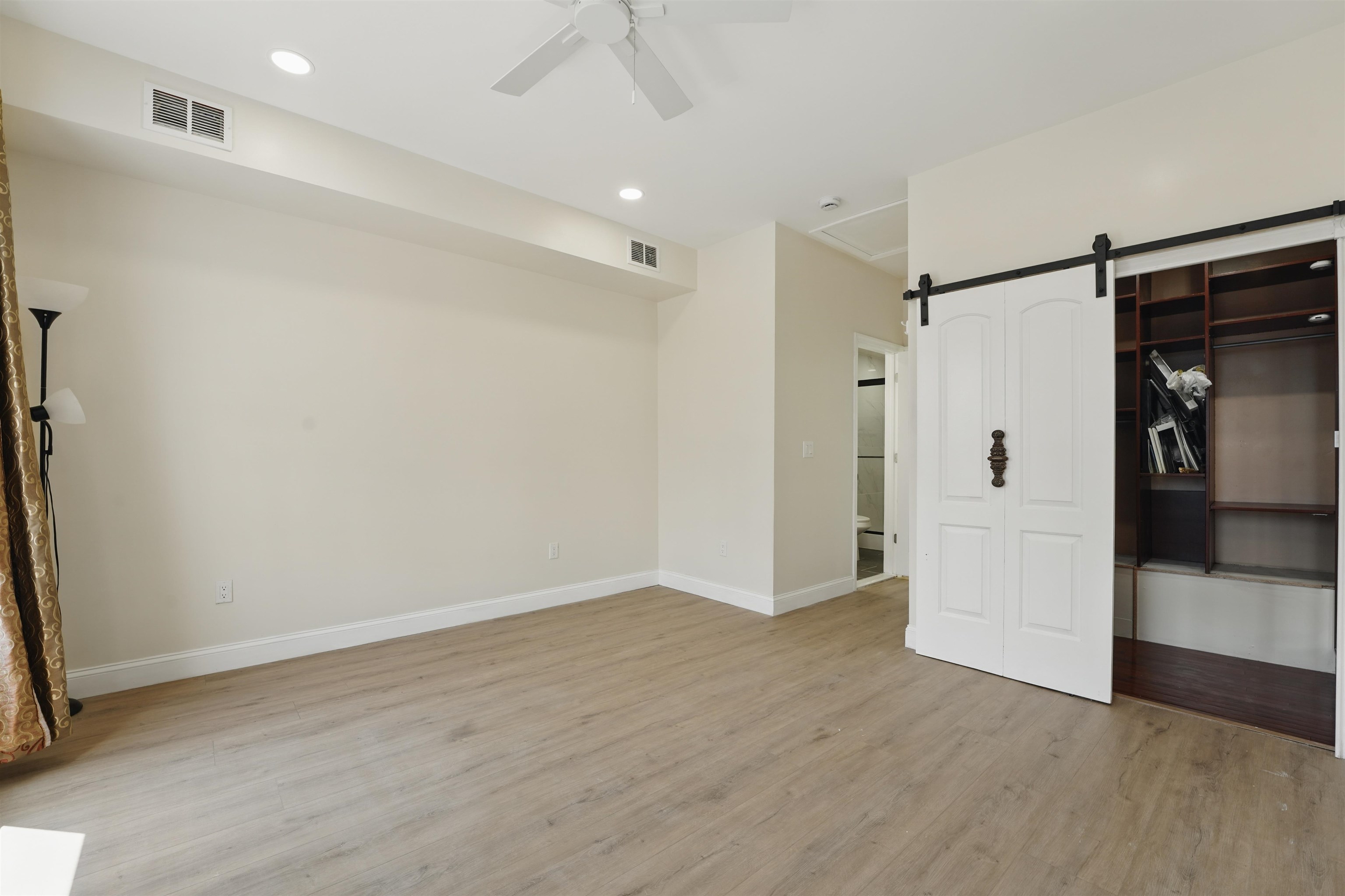949 SUMMIT AVE Unit: 2