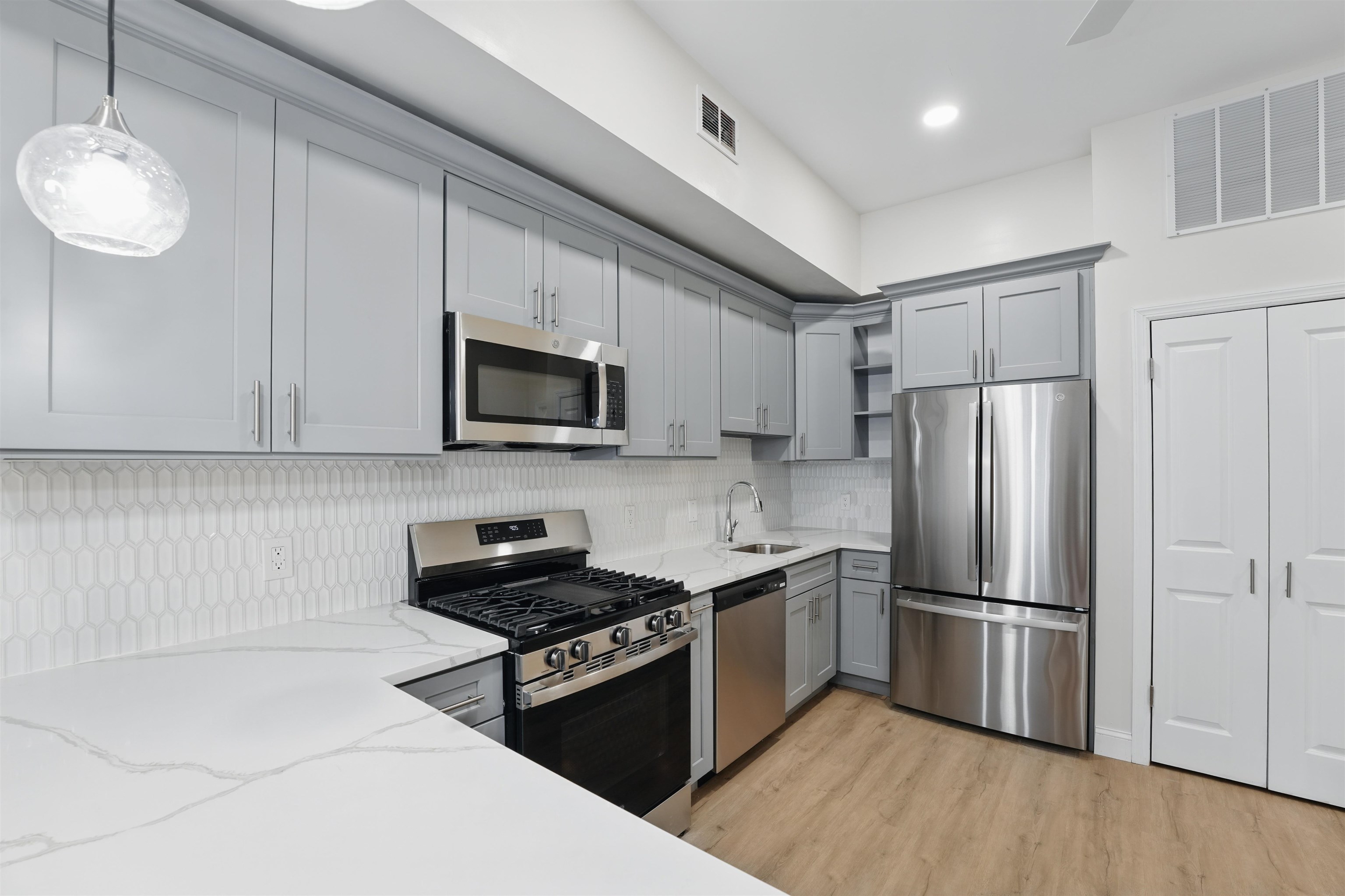 949 SUMMIT AVE Unit: 2