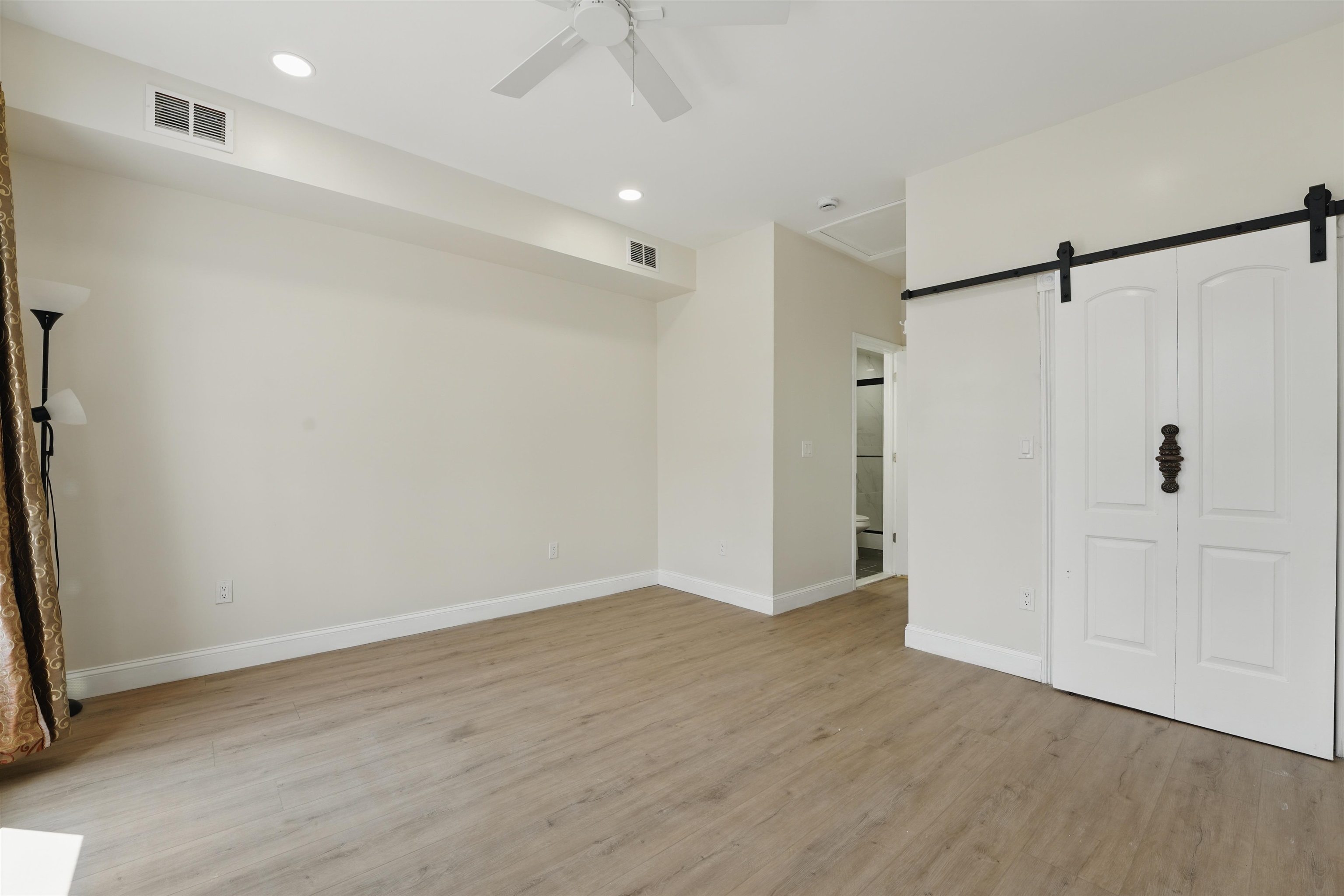 949 SUMMIT AVE Unit: 2