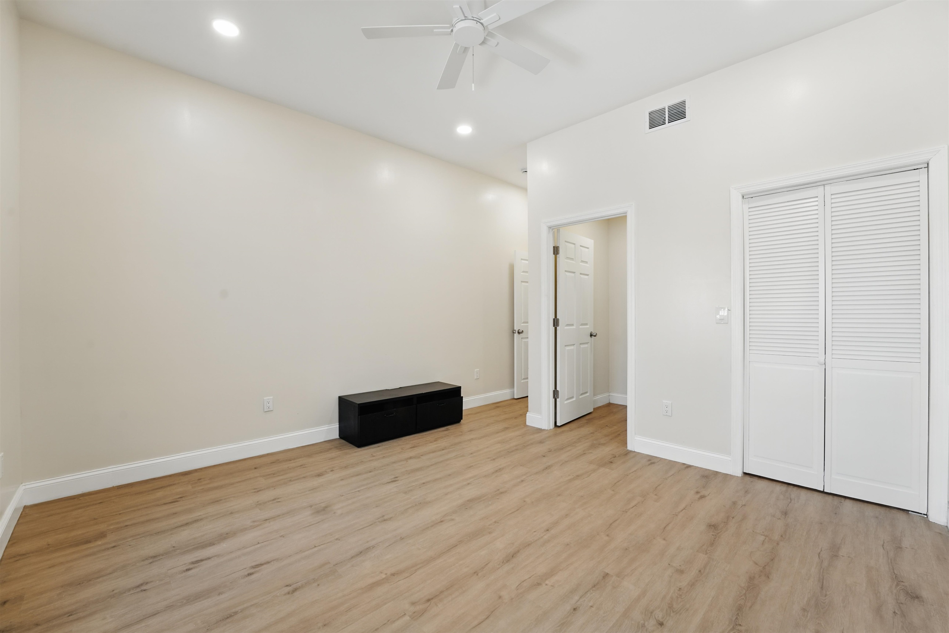 949 SUMMIT AVE Unit: 2