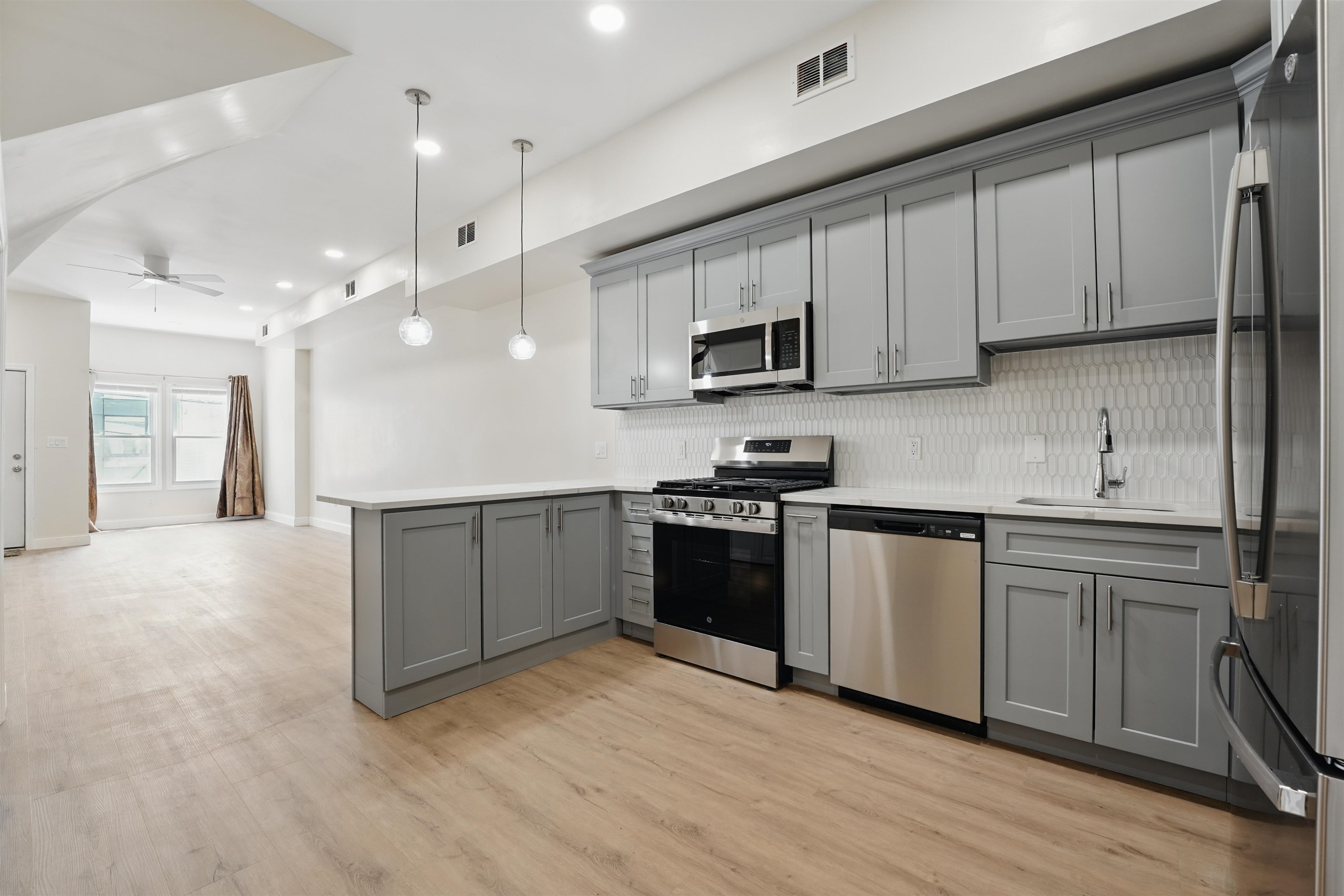 949 SUMMIT AVE Unit: 2