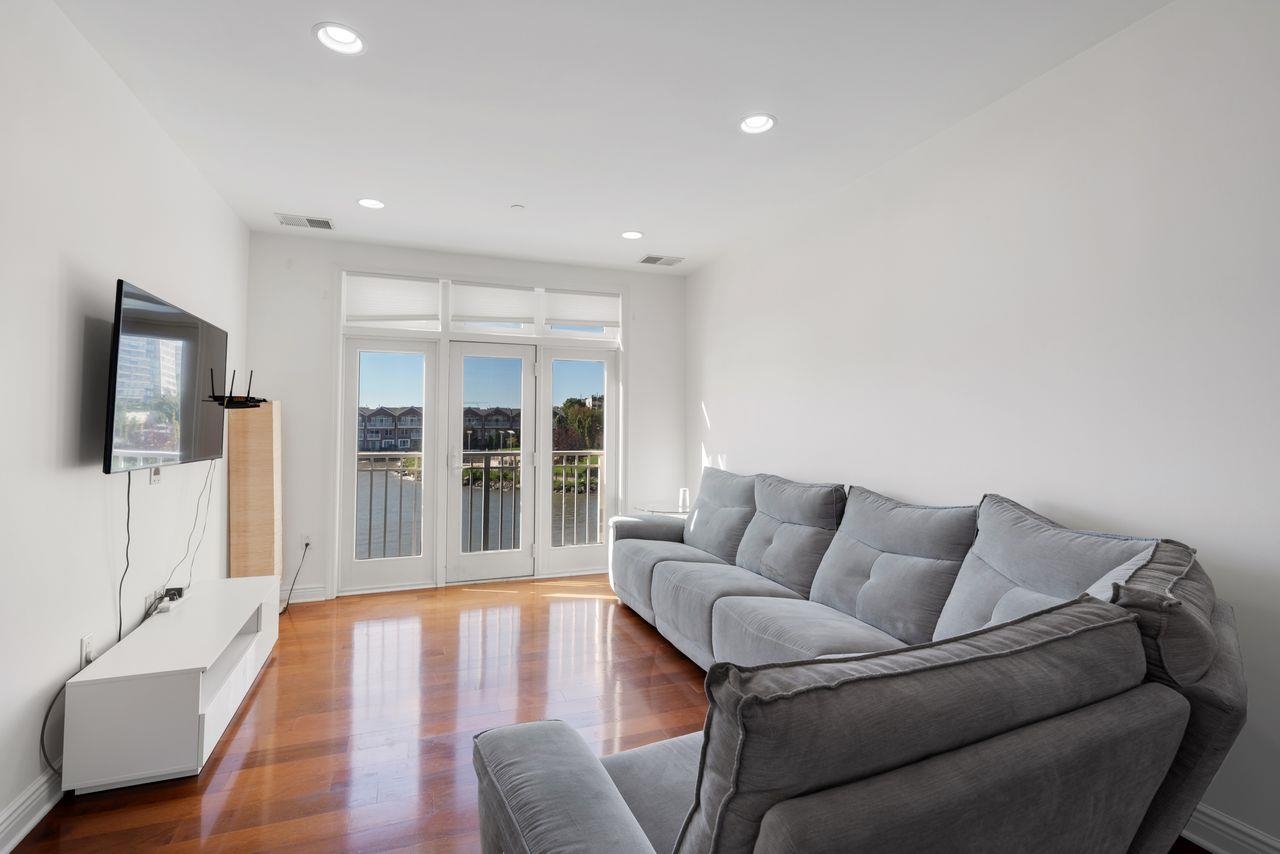 7400 RIVER RD Unit: 206