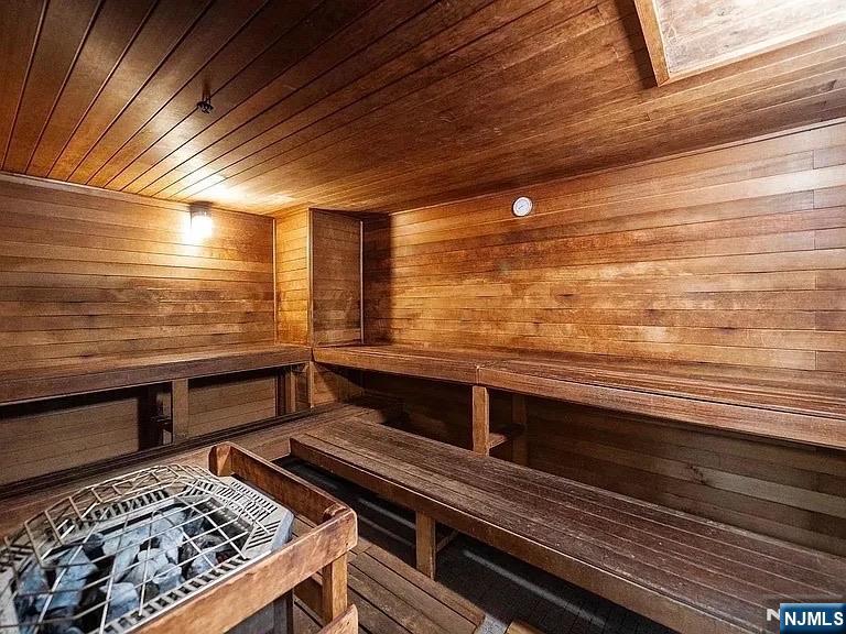 7002 Boulevard East 3F