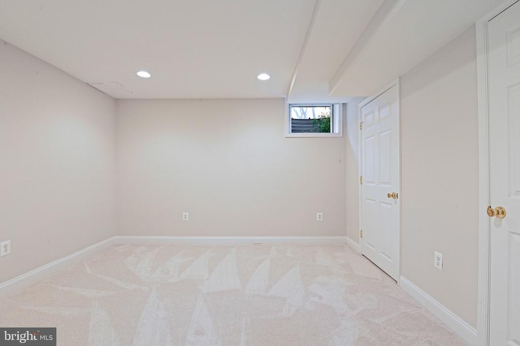 1706 BROADFIELD LANE