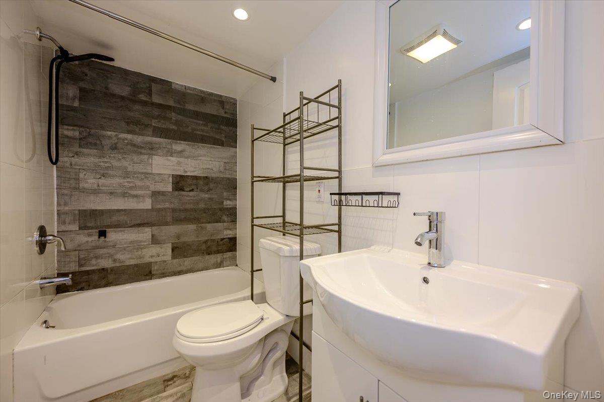 1321 Balcom Avenue Unit: 1
