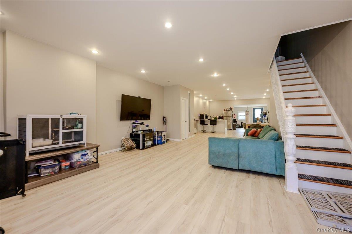 1321 Balcom Avenue Unit: 1