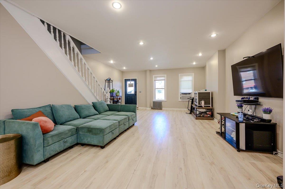 1321 Balcom Avenue Unit: 1