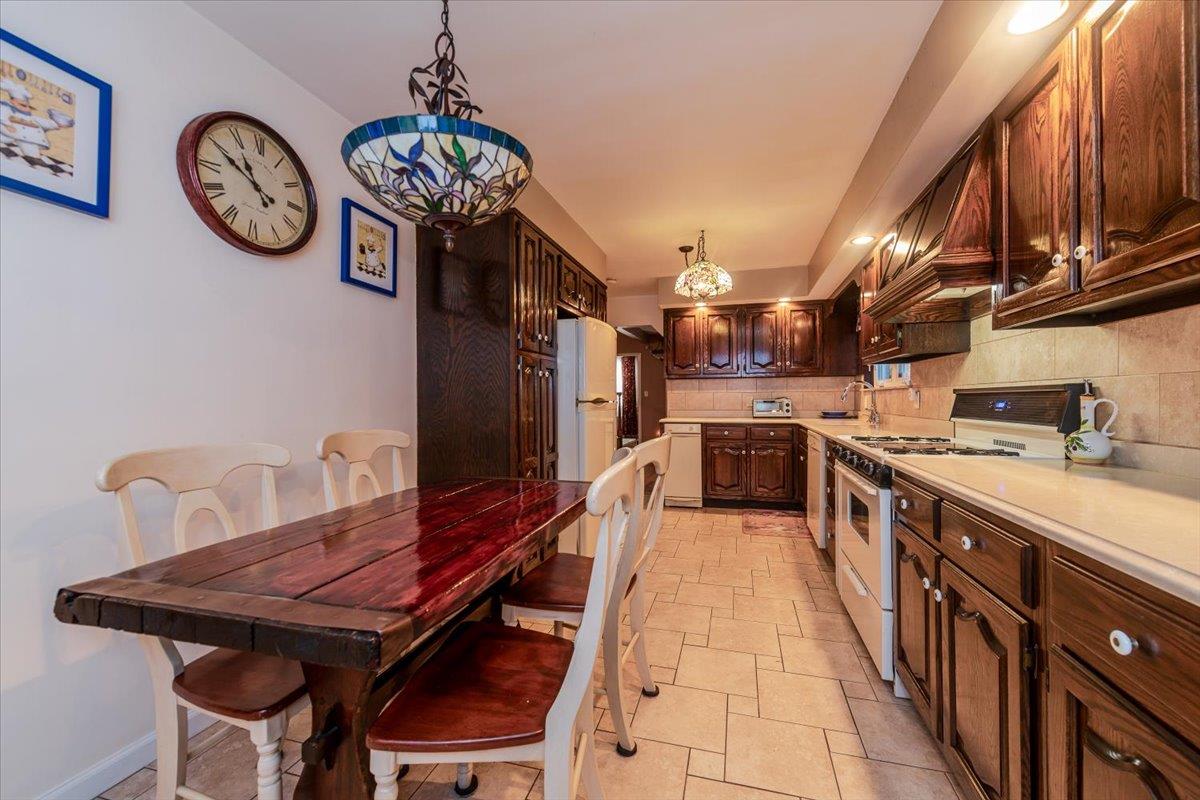 1454 Dwight Place