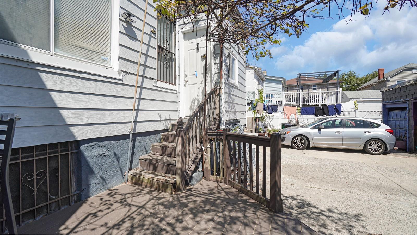 1528 Mayflower Avenue