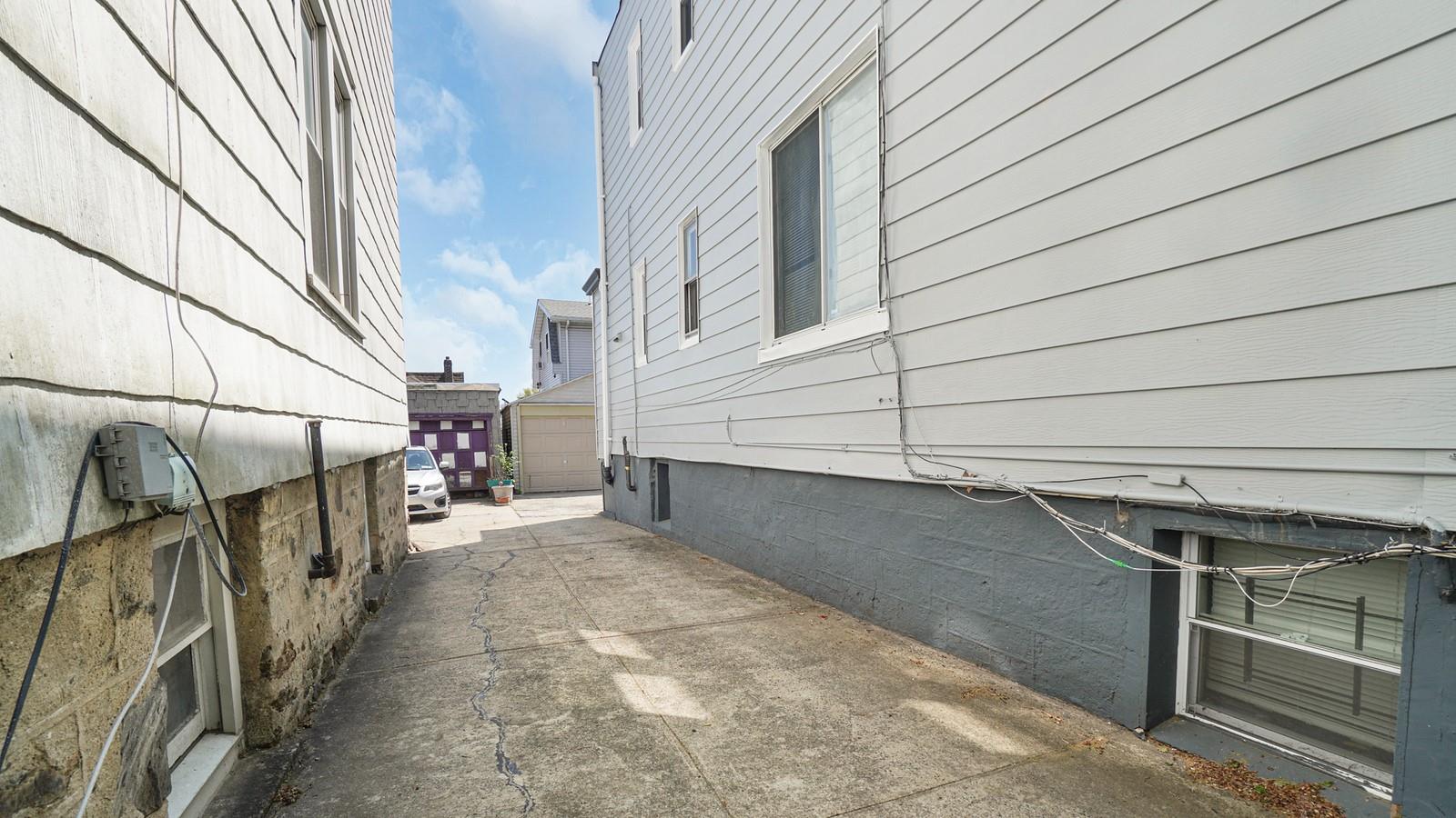 1528 Mayflower Avenue