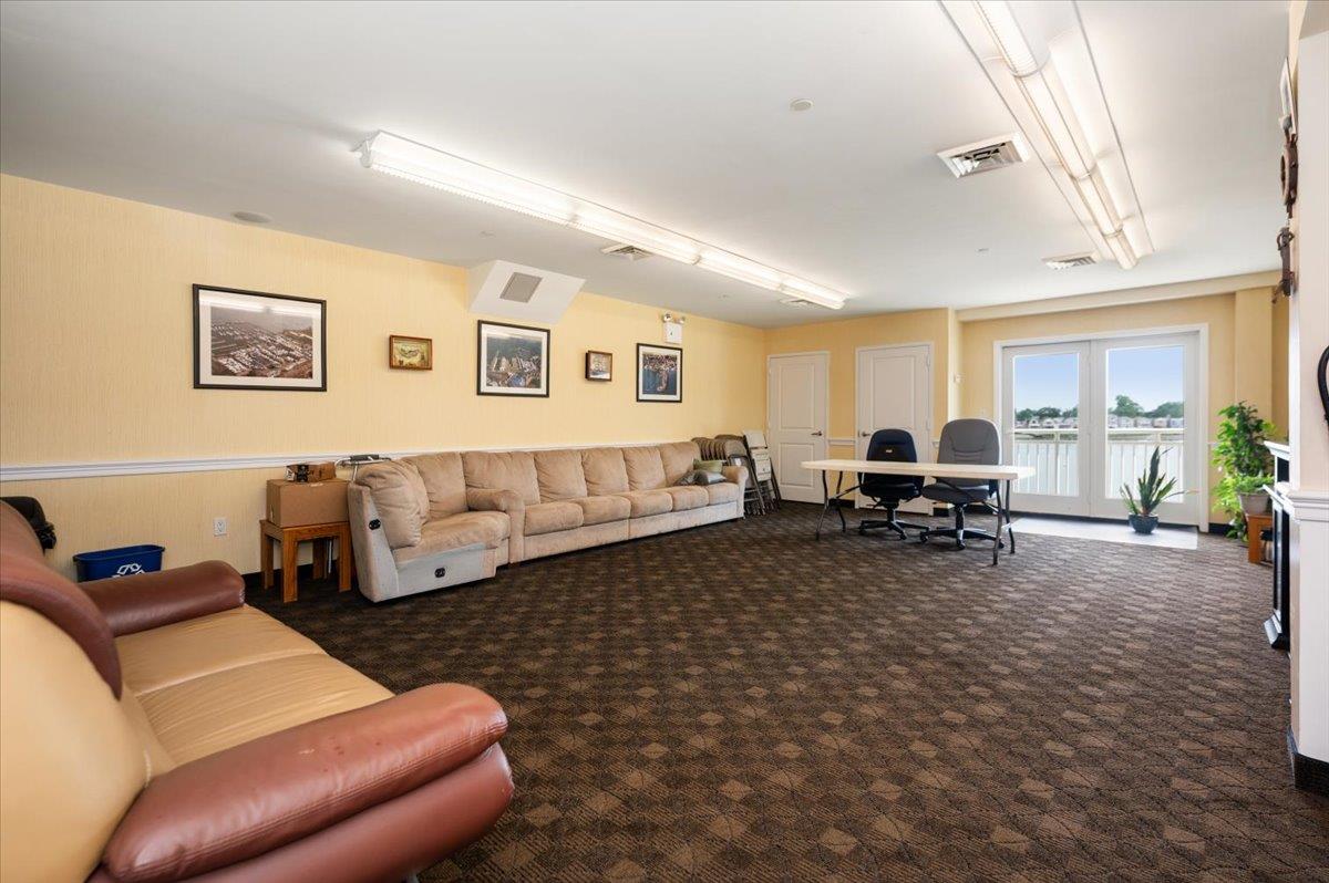 600 Clarence Avenue Unit: 1J