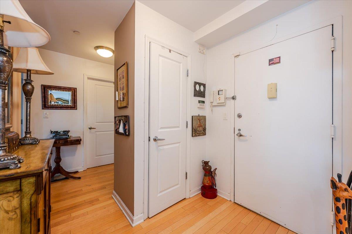 600 Clarence Avenue Unit: 1J